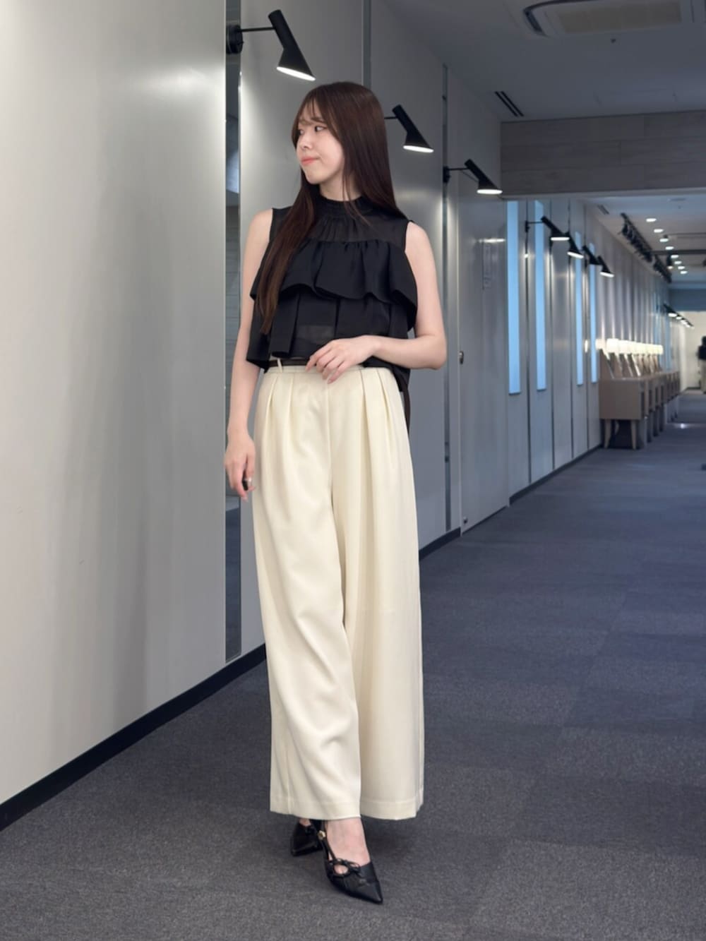 ブラック系のサンダル、ブラック系のシャツ/ブラウス、ホワイト系のその他パンツを着用したレディースの夏コーディネートの2枚目の写真