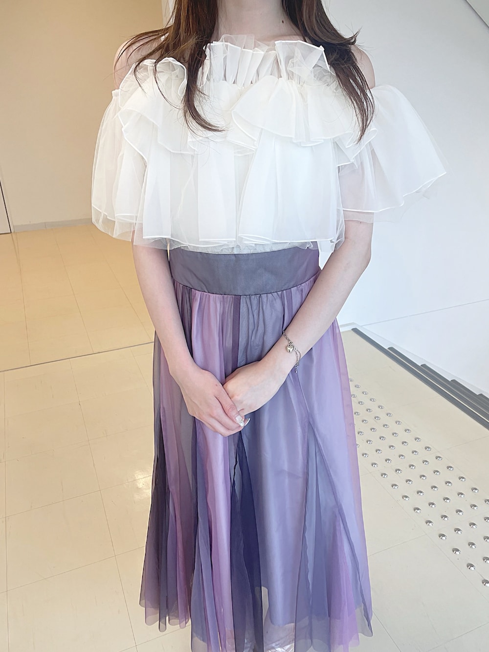 ホワイト系のシャツ/ブラウス、ブラウン系のスカート、その他のサンダルを着用したレディースの夏コーディネートの5枚目の写真