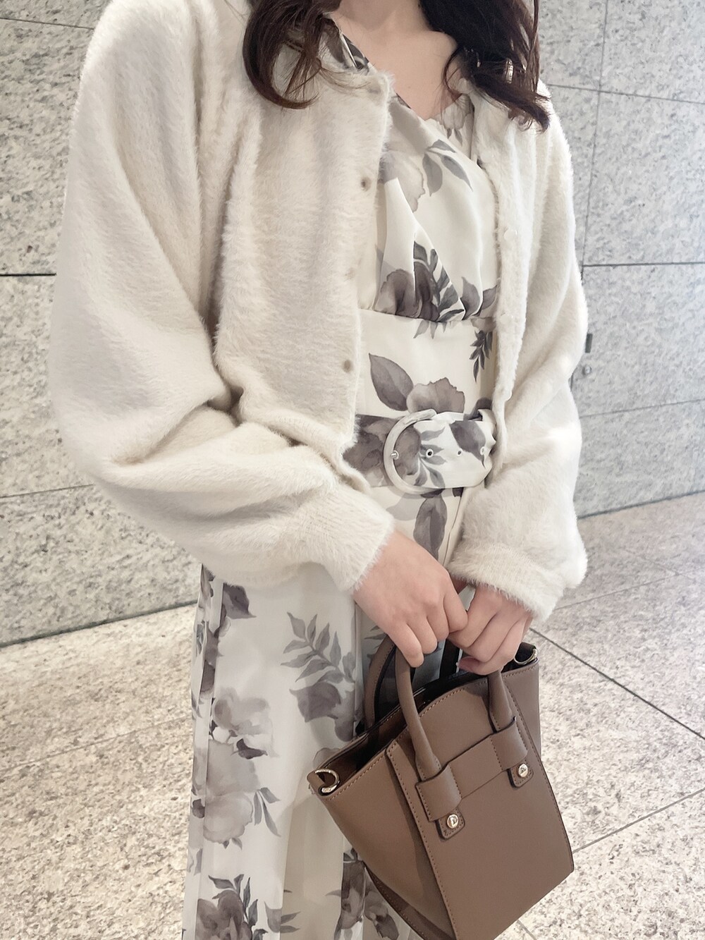 ホワイト系のワンピース、ホワイト系のカーディガン/ボレロ、ホワイト系のブーツを着用したレディースの冬コーディネートの5枚目の写真