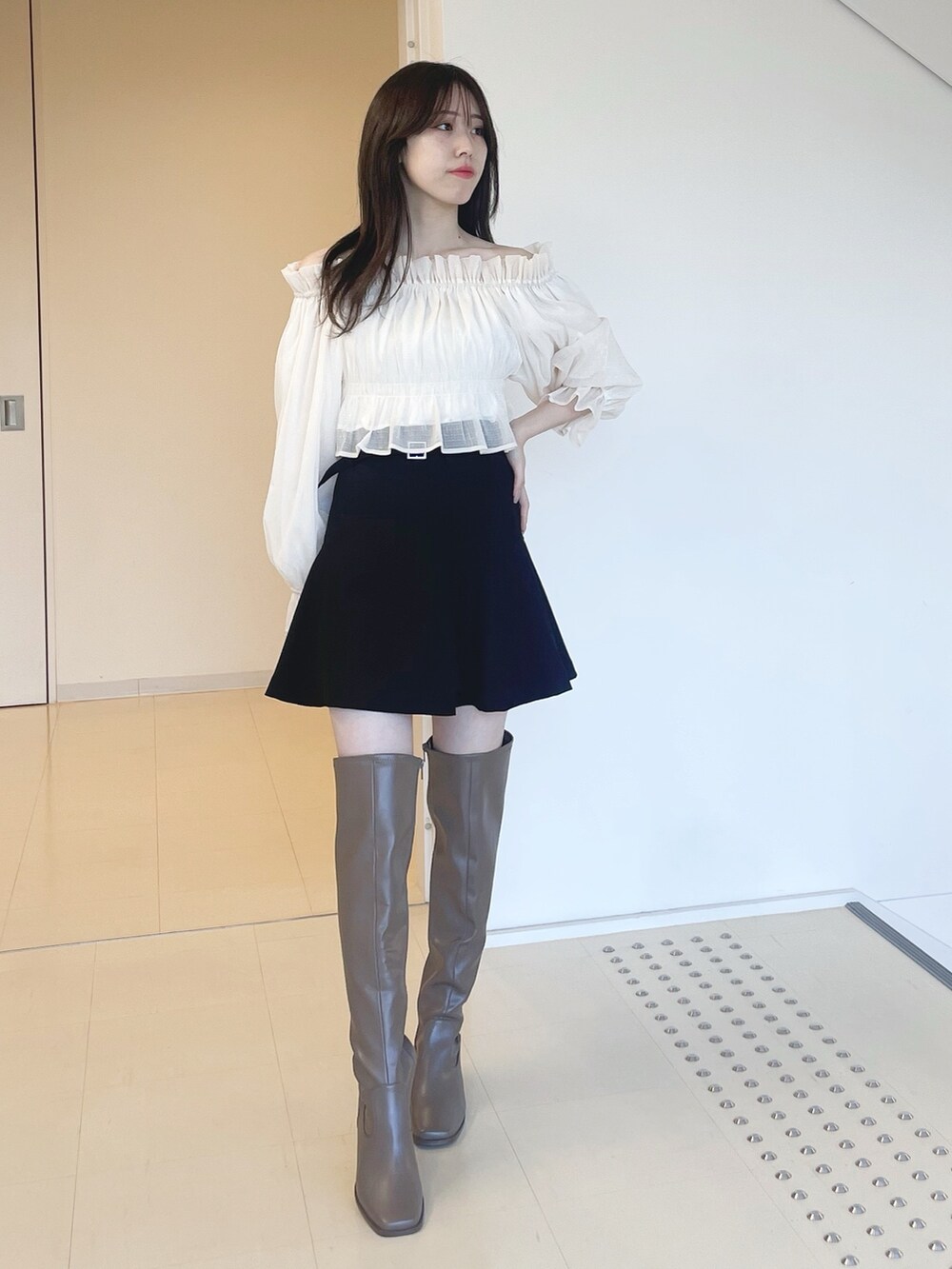 ホワイト系のシャツ/ブラウス、ブラック系のその他パンツ、ブラウン系のブーツを着用したレディースの冬コーディネートの3枚目の写真