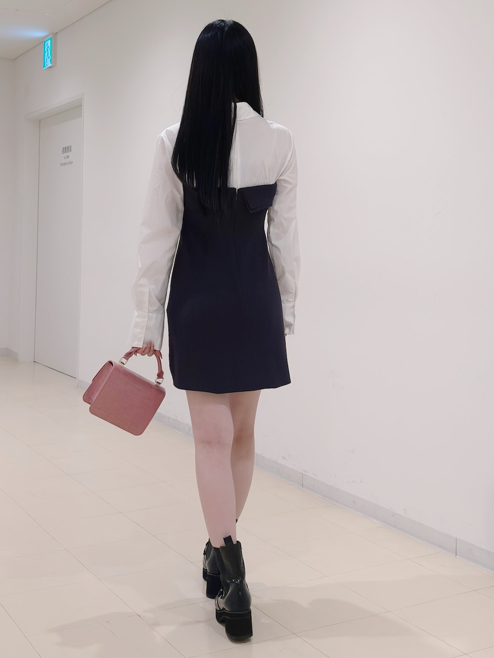 ホワイト系のワンピース、ピンク系のハンドバッグ、ブラック系のブーツを着用したレディースの秋コーディネートの4枚目の写真