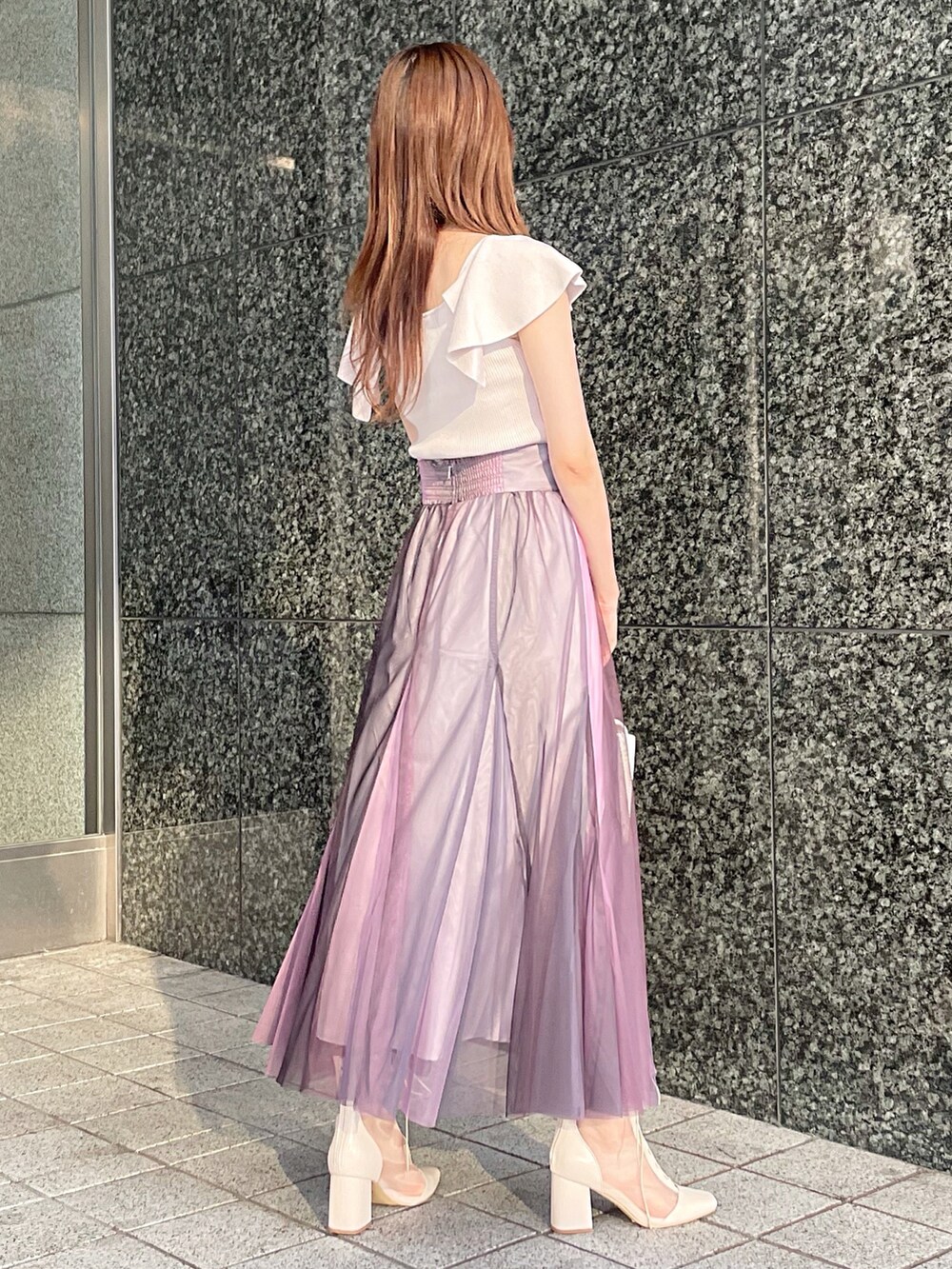 ピンク系のニット/セーター、ホワイト系のハンドバッグ、ホワイト系のブーツを着用したレディースの夏コーディネートの5枚目の写真