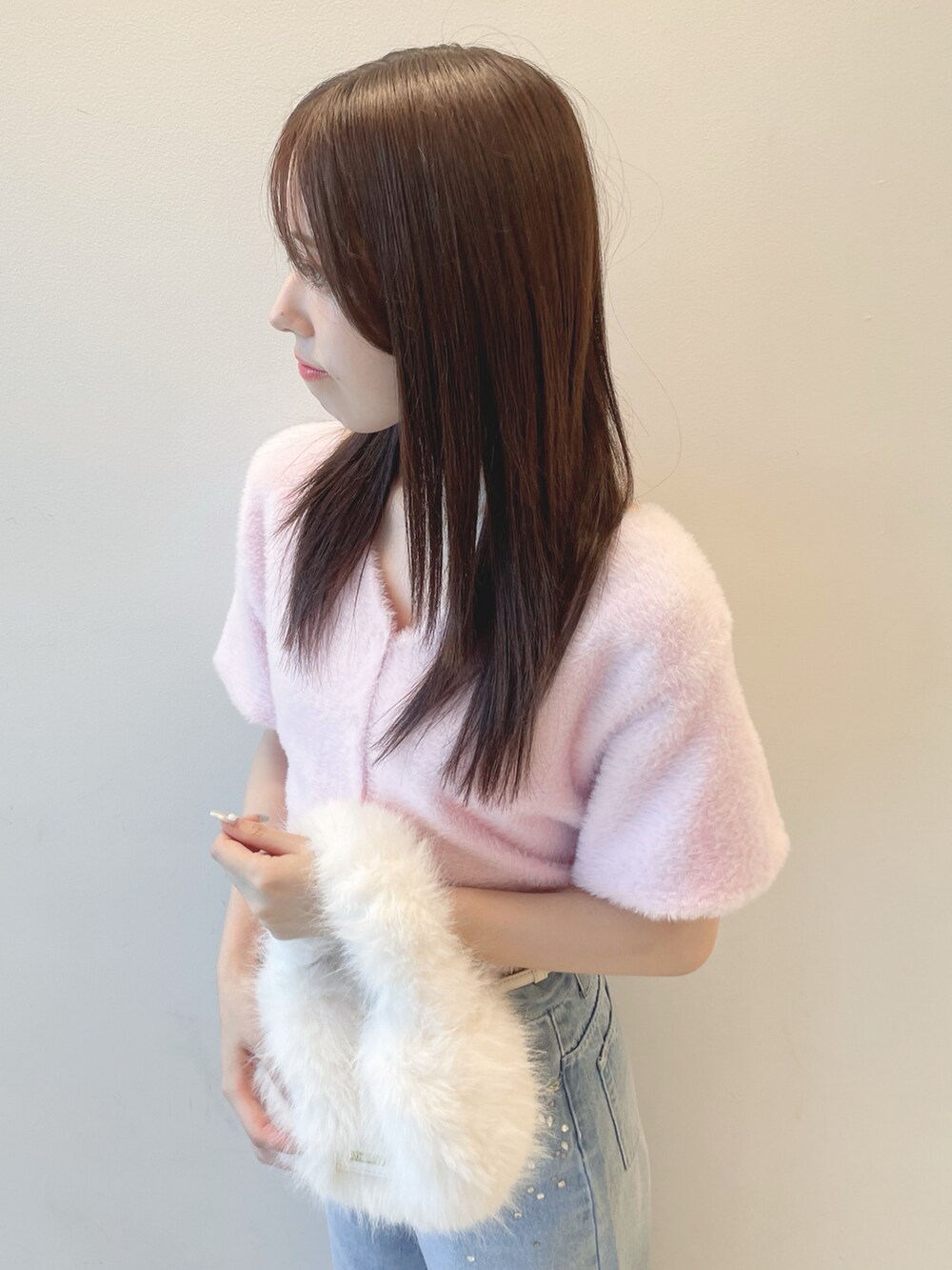 ピンク系のカーディガン/ボレロ、ブルー系のデニムパンツ、ホワイト系のハンドバッグを着用したレディースの夏コーディネートの7枚目の写真