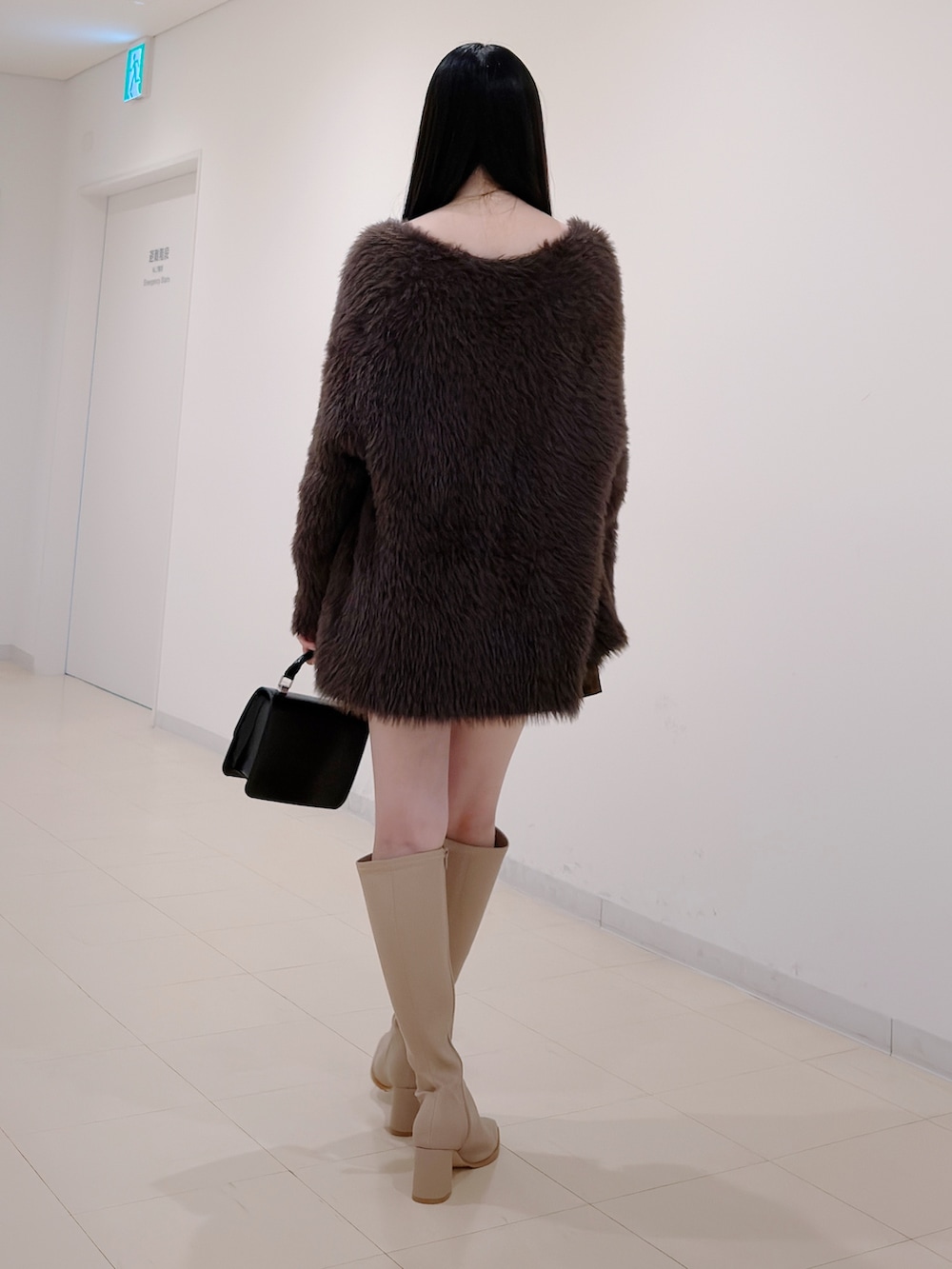 ブラウン系のカーディガン/ボレロ、ホワイト系のニット/セーター、ブラウン系のスカートを着用したレディースの秋コーディネートの4枚目の写真