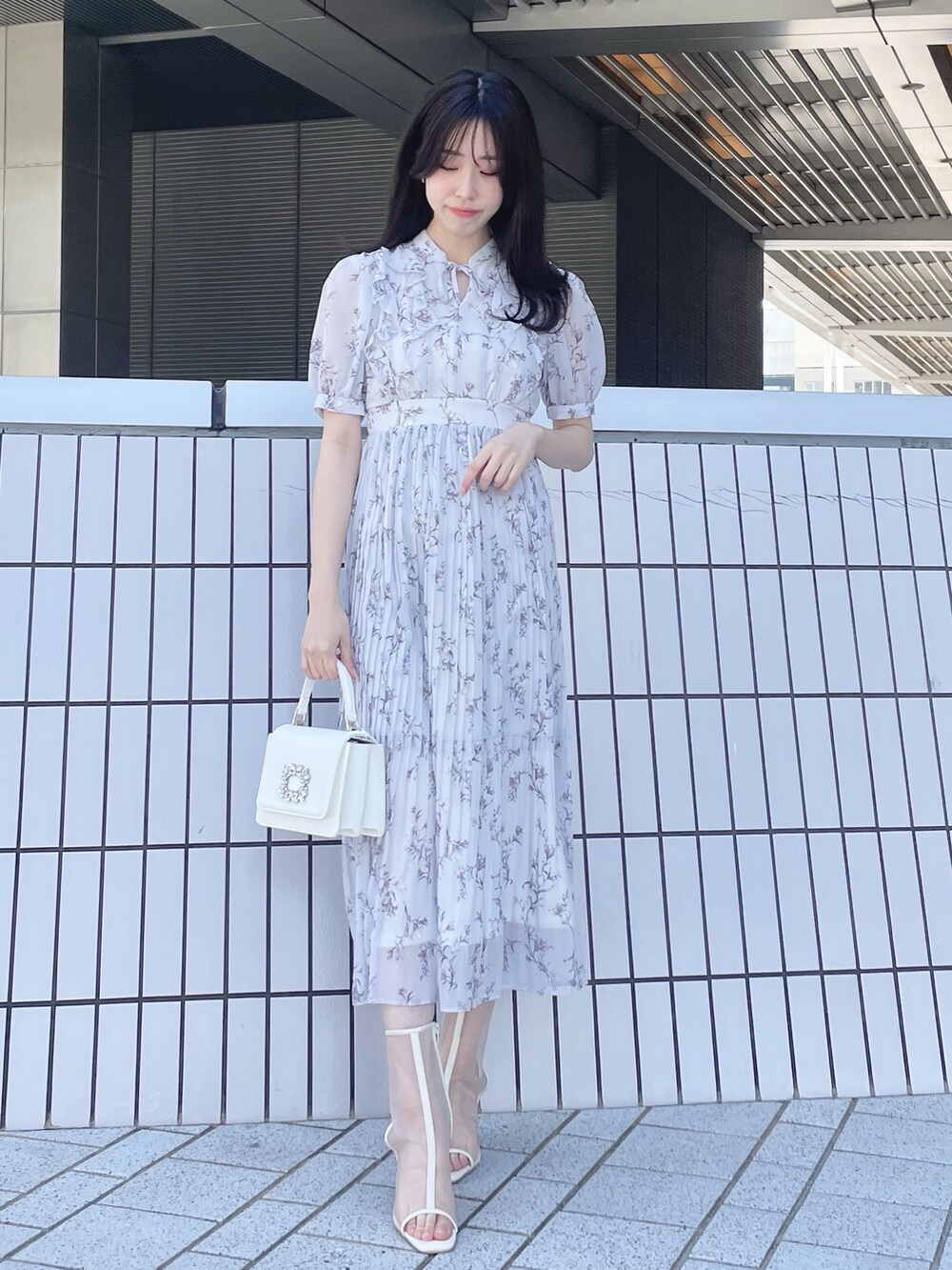 ホワイト系のトレンチコート、グレー系のワンピース、ホワイト系のブーツを着用したレディースの春コーディネートの6枚目の写真