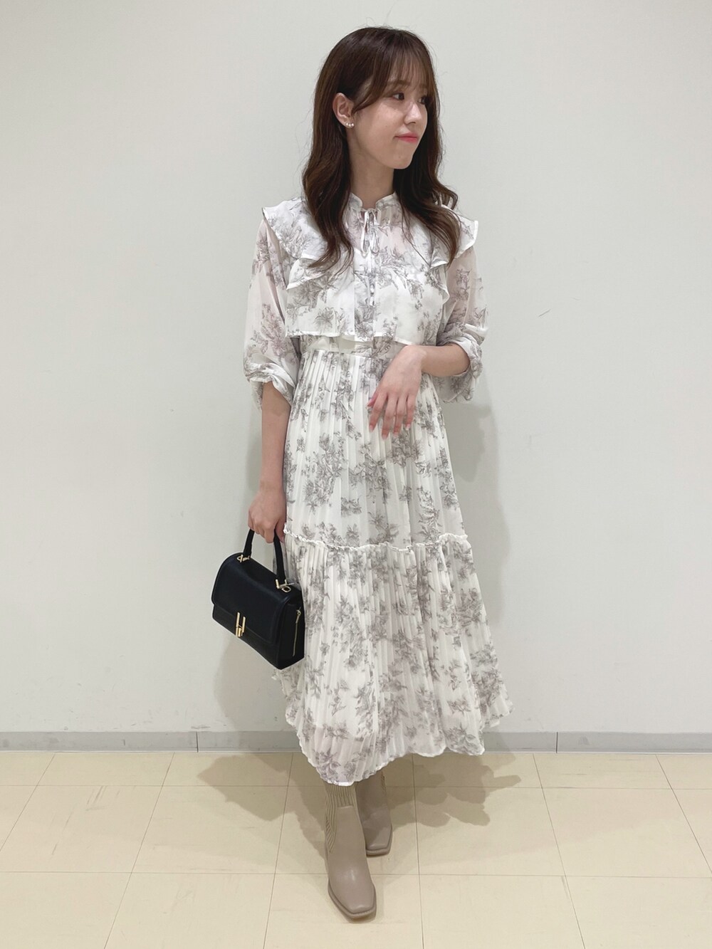 ベージュ系のワンピース、ベージュ系のテーラードジャケット、ベージュ系のブーツを着用したレディースの秋コーディネートの4枚目の写真