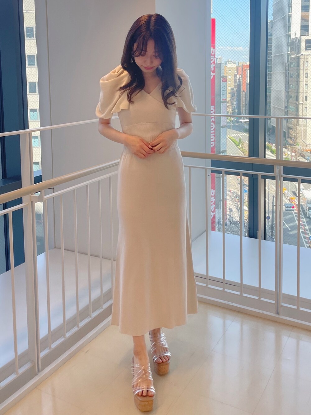 ホワイト系のワンピース、ホワイト系のサンダルを着用したレディースの春コーディネートの4枚目の写真