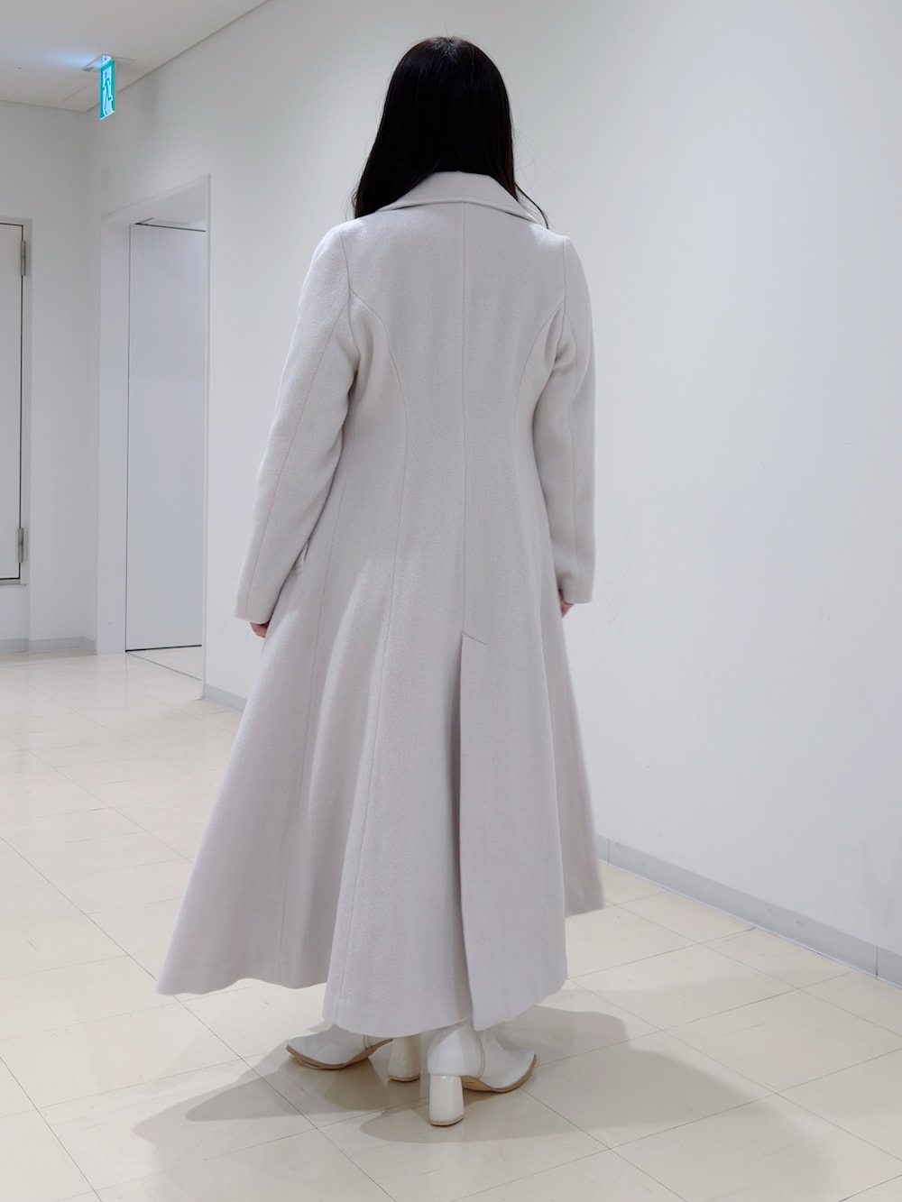 ホワイト系のその他アウター、グレー系のワンピース、ホワイト系のブーツを着用したレディースの冬コーディネートの4枚目の写真