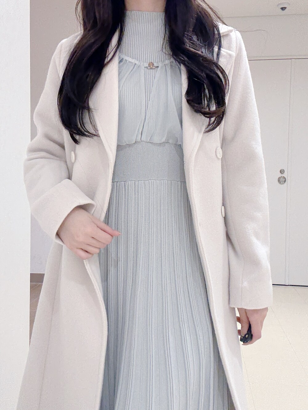 ホワイト系のその他アウター、グレー系のワンピース、ホワイト系のブーツを着用したレディースの冬コーディネートの6枚目の写真