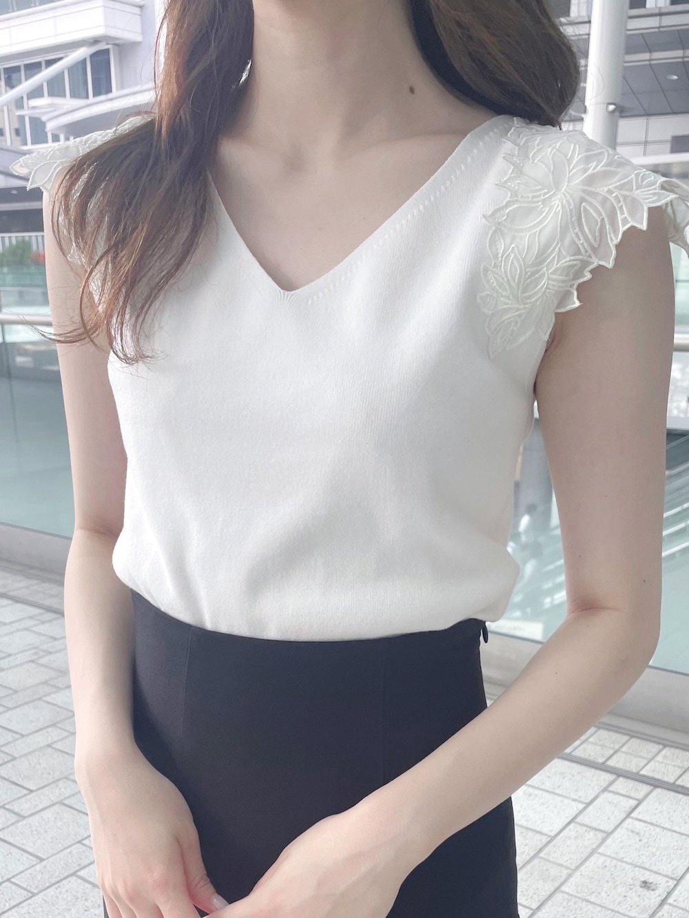 ホワイト系のニット/セーター、ブラック系のスカート、ブラウン系のサンダルを着用したレディースの夏コーディネートの4枚目の写真