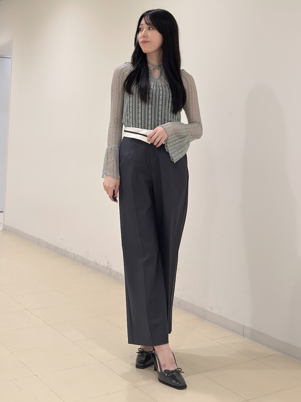 グリーン系のTシャツ/カットソー、グレー系のその他パンツ、グレー系のパンプスを着用したレディースの夏コーディネートの3枚目の写真