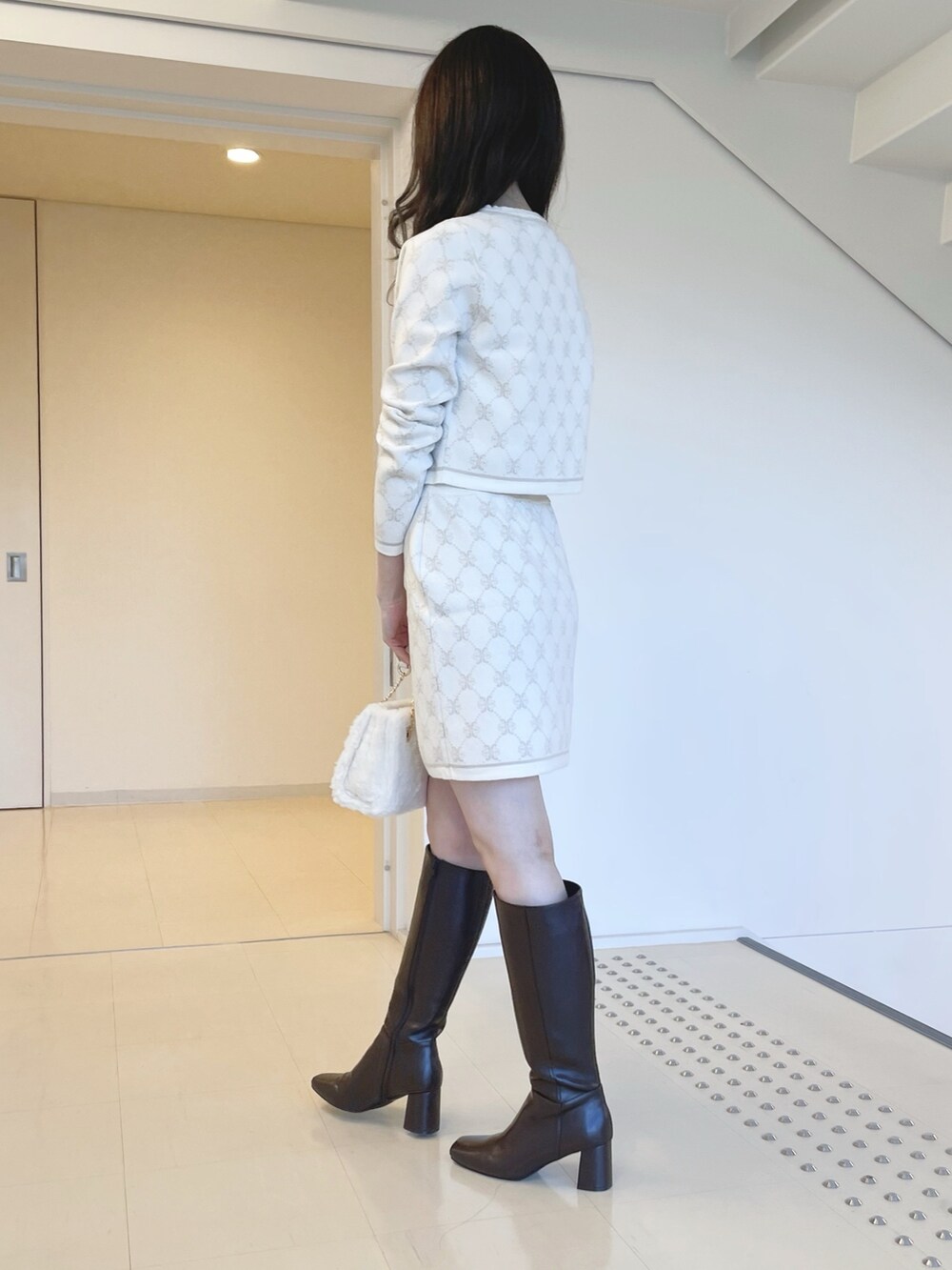 ホワイト系のワンピースを着用したレディースの冬コーディネートの4枚目の写真