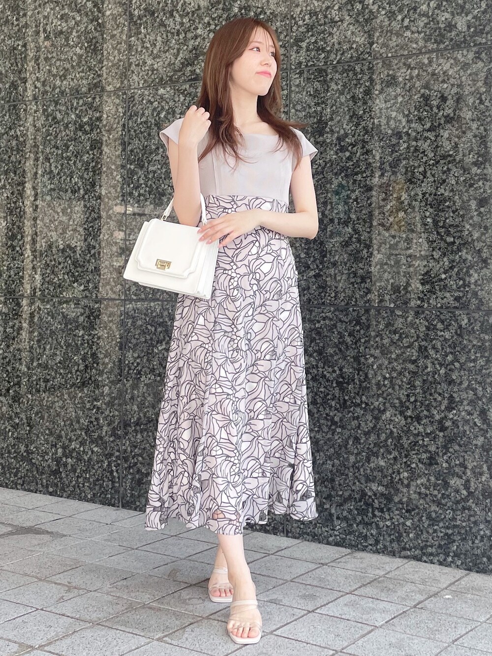 ベージュ系のワンピース、ホワイト系のハンドバッグ、その他のサンダルを着用したレディースの夏コーディネートの3枚目の写真
