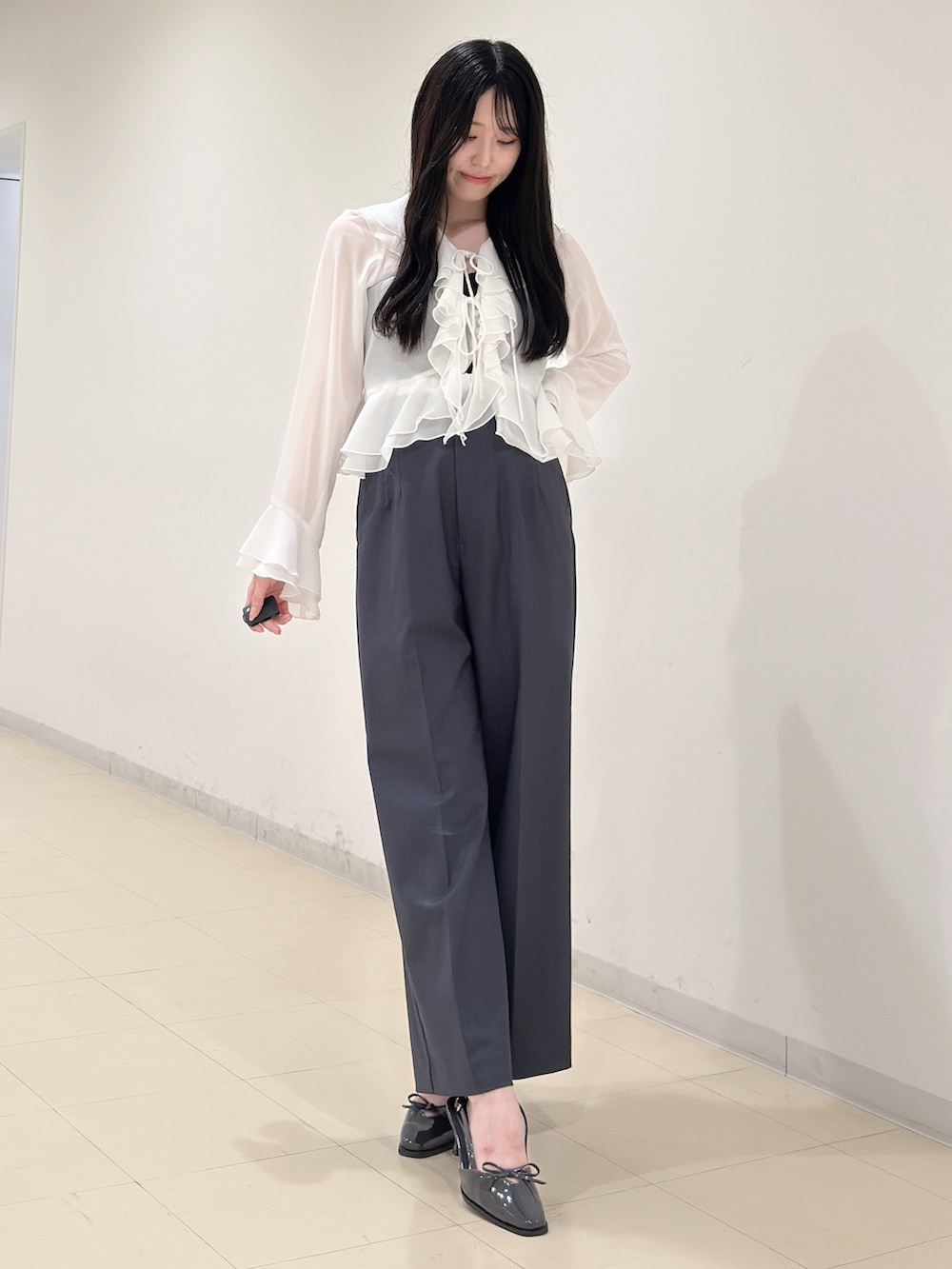 ホワイト系のシャツ/ブラウス、グレー系のその他パンツ、グレー系のパンプスを着用したレディースの夏コーディネートの3枚目の写真