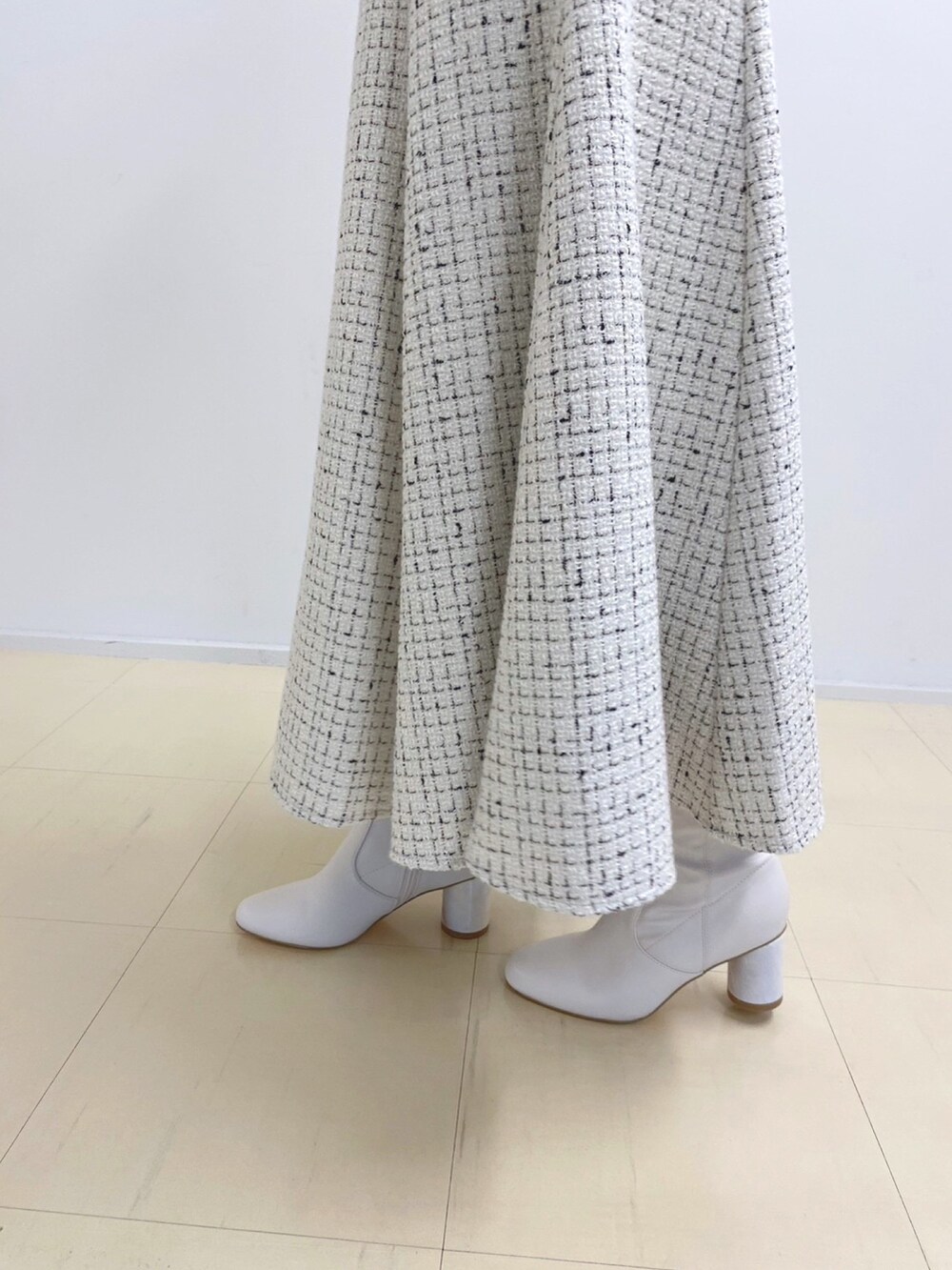 ホワイト系のニット/セーター、ホワイト系のスカート、ホワイト系のハンドバッグを着用したレディースの秋コーディネートの8枚目の写真