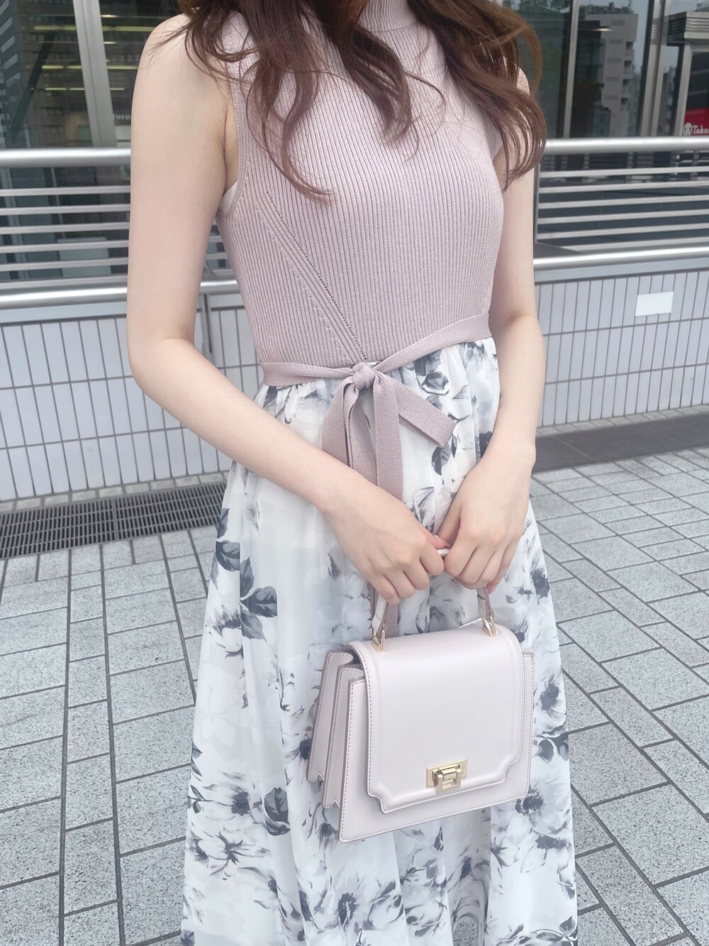 ベージュ系のワンピース、ピンク系のハンドバッグ、ホワイト系のサンダルを着用したレディースの夏コーディネートの6枚目の写真