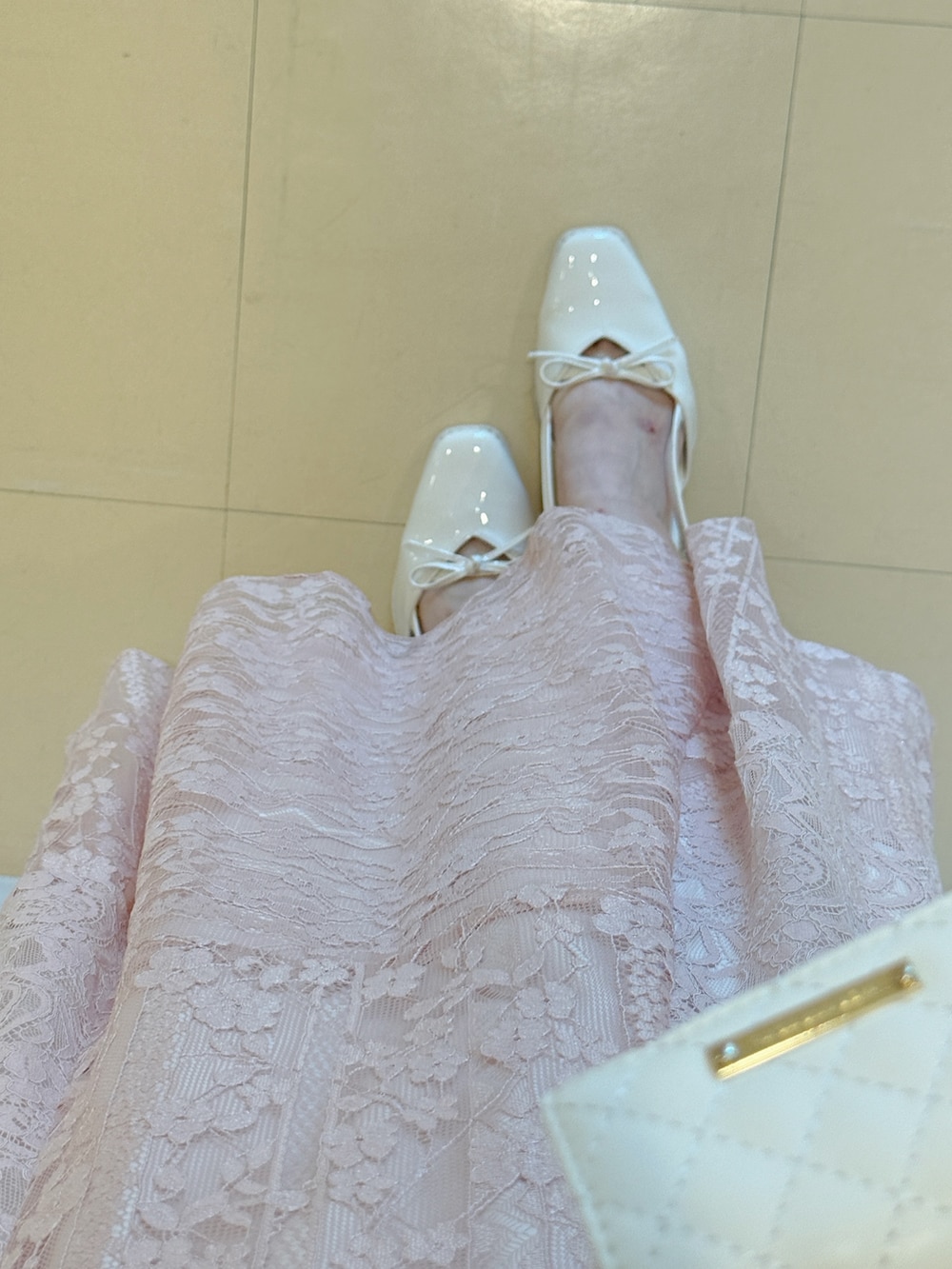 ホワイト系のニット/セーター、ブラック系のチューブトップ、ピンク系のスカートを着用したレディースの夏コーディネートの6枚目の写真