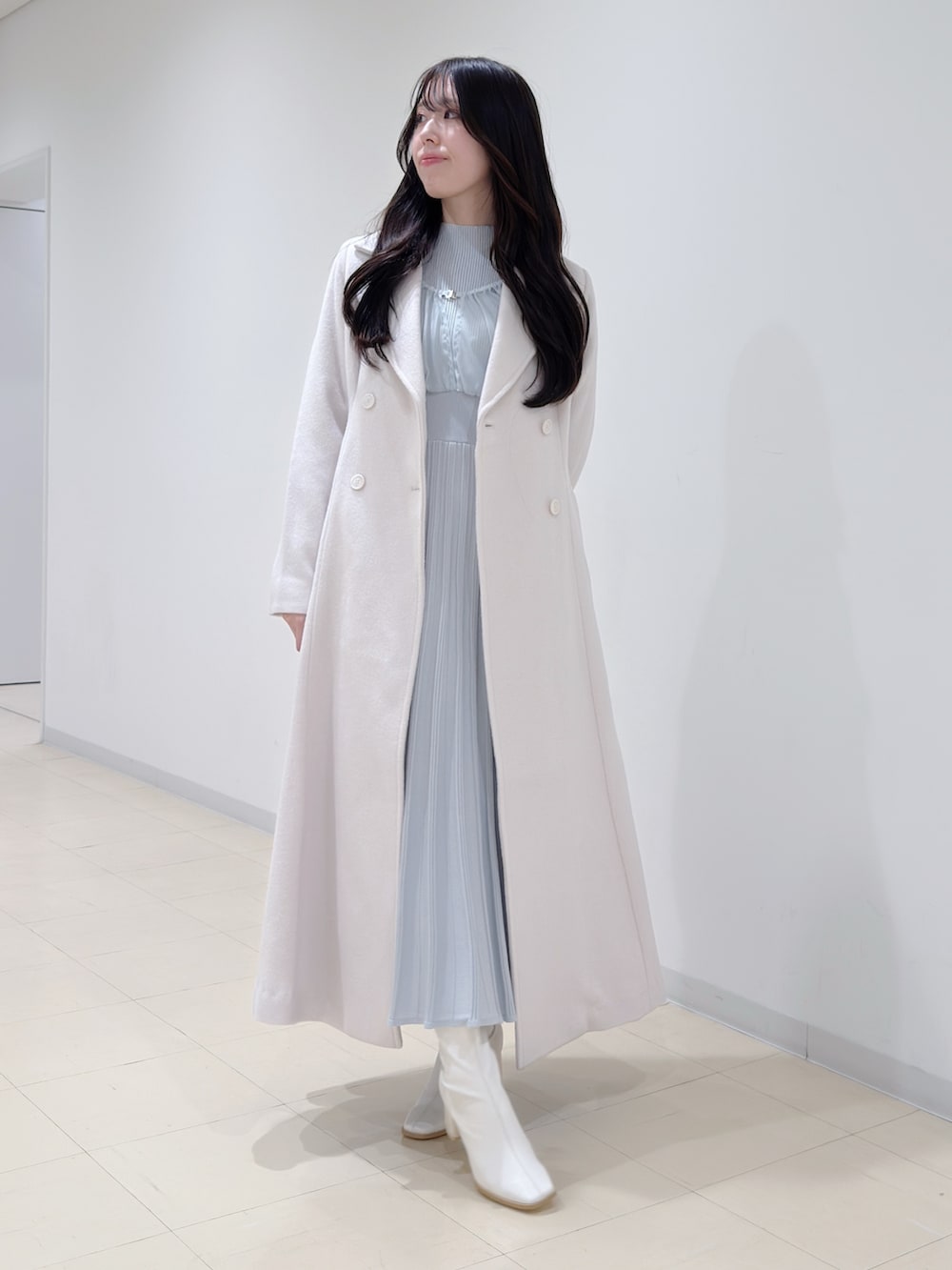 ホワイト系のその他アウター、グレー系のワンピース、ホワイト系のブーツを着用したレディースの冬コーディネートの2枚目の写真