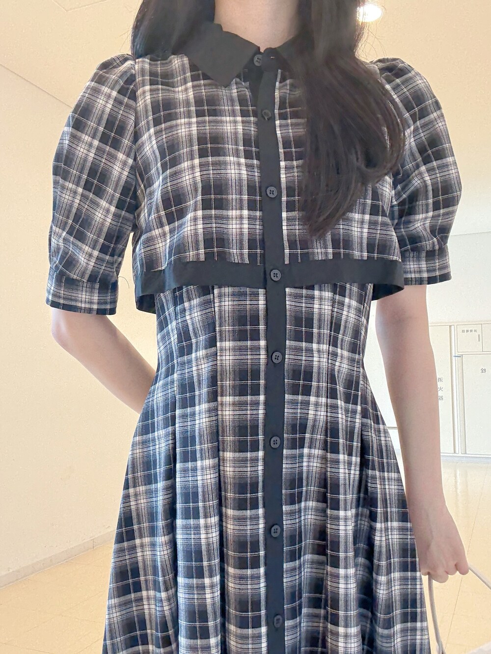 その他のワンピース、ホワイト系のハンドバッグ、グレー系のパンプスを着用したレディースの夏コーディネートの7枚目の写真