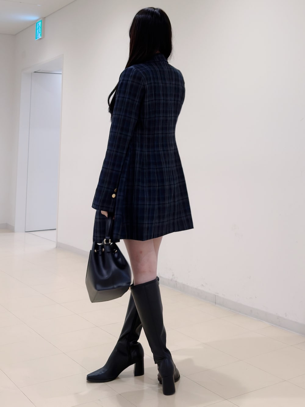 グレー系のスカート、グリーン系のワンピース、グレー系のニット/セーターを着用したレディースの冬コーディネートの3枚目の写真