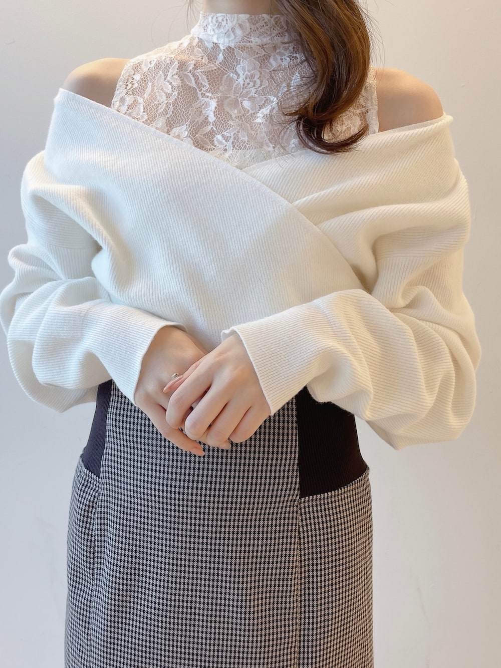 「ニット、レース、マーメイドスカート、ホワイトコーデ、冬コーデ、スタイルアップ、ハイウエスト」｜「MERCURYDUOのウエストリブ切替マーメイドスカート（スカート、その他）」を使った、AMIさん（レディース・158cm）の秋コーディネートの4枚目の写真