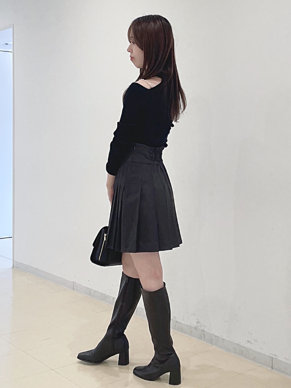 ブラウン系のその他パンツ、ブラウン系のテーラードジャケット、ブラック系のニット/セーターを着用したレディースの秋コーディネートの8枚目の写真