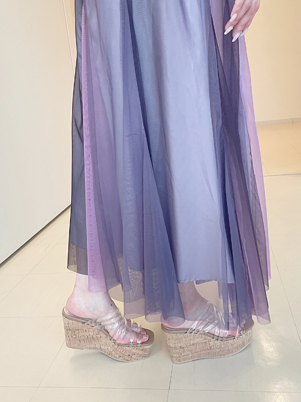 ホワイト系のシャツ/ブラウス、ブラウン系のスカート、その他のサンダルを着用したレディースの夏コーディネートの6枚目の写真