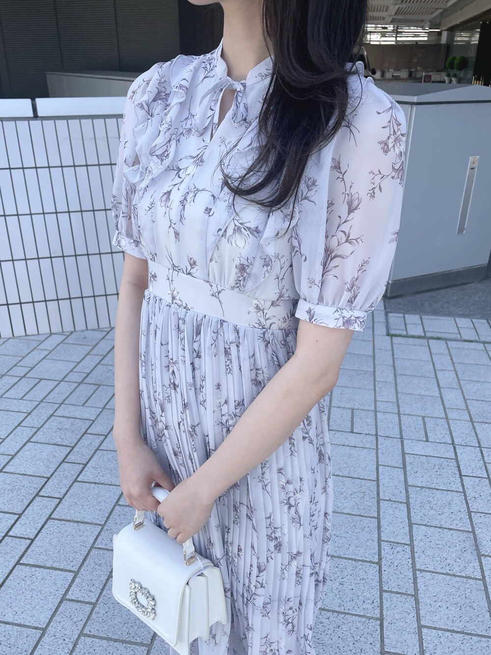 ホワイト系のトレンチコート、グレー系のワンピース、ホワイト系のブーツを着用したレディースの春コーディネートの9枚目の写真