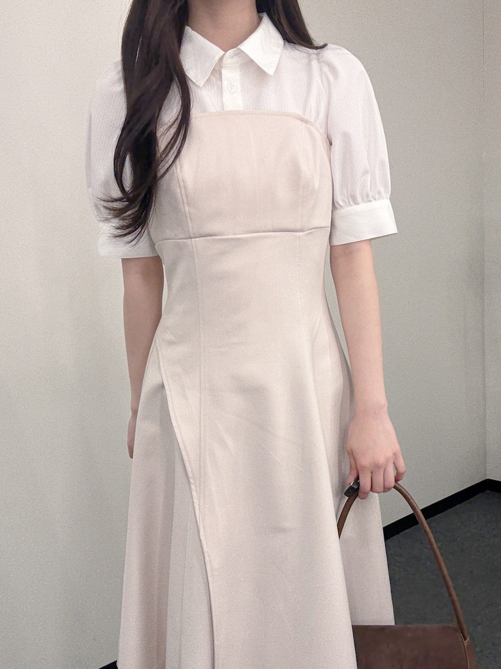 ベージュ系のワンピース、ブラウン系のハンドバッグ、ブラウン系のパンプスを着用したレディースの春コーディネートの6枚目の写真