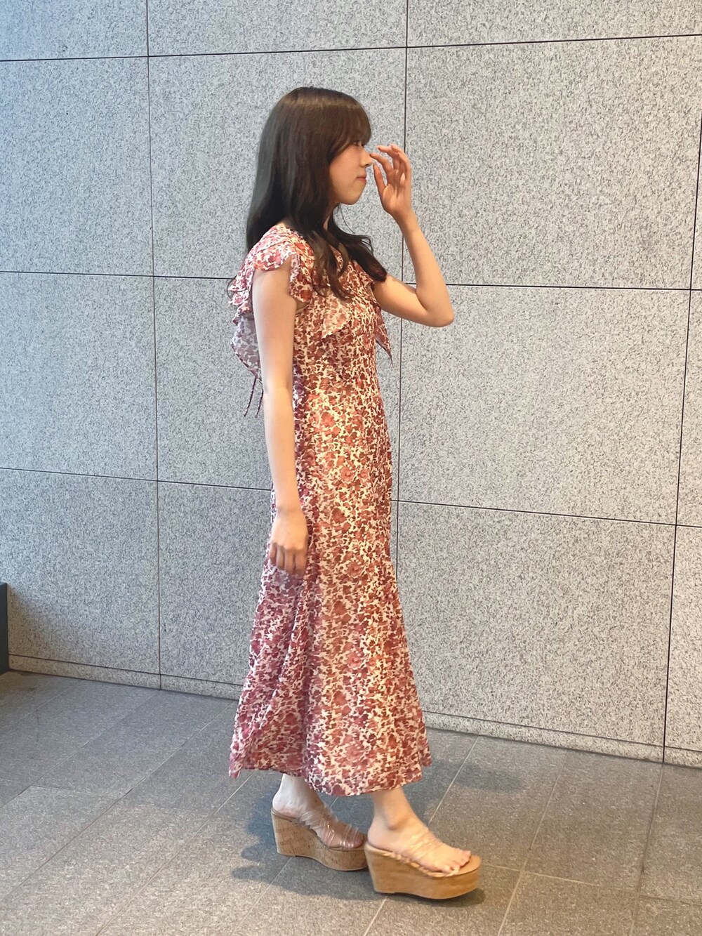 レッド系のワンピース、その他のサンダルを着用したレディースの夏コーディネートの4枚目の写真