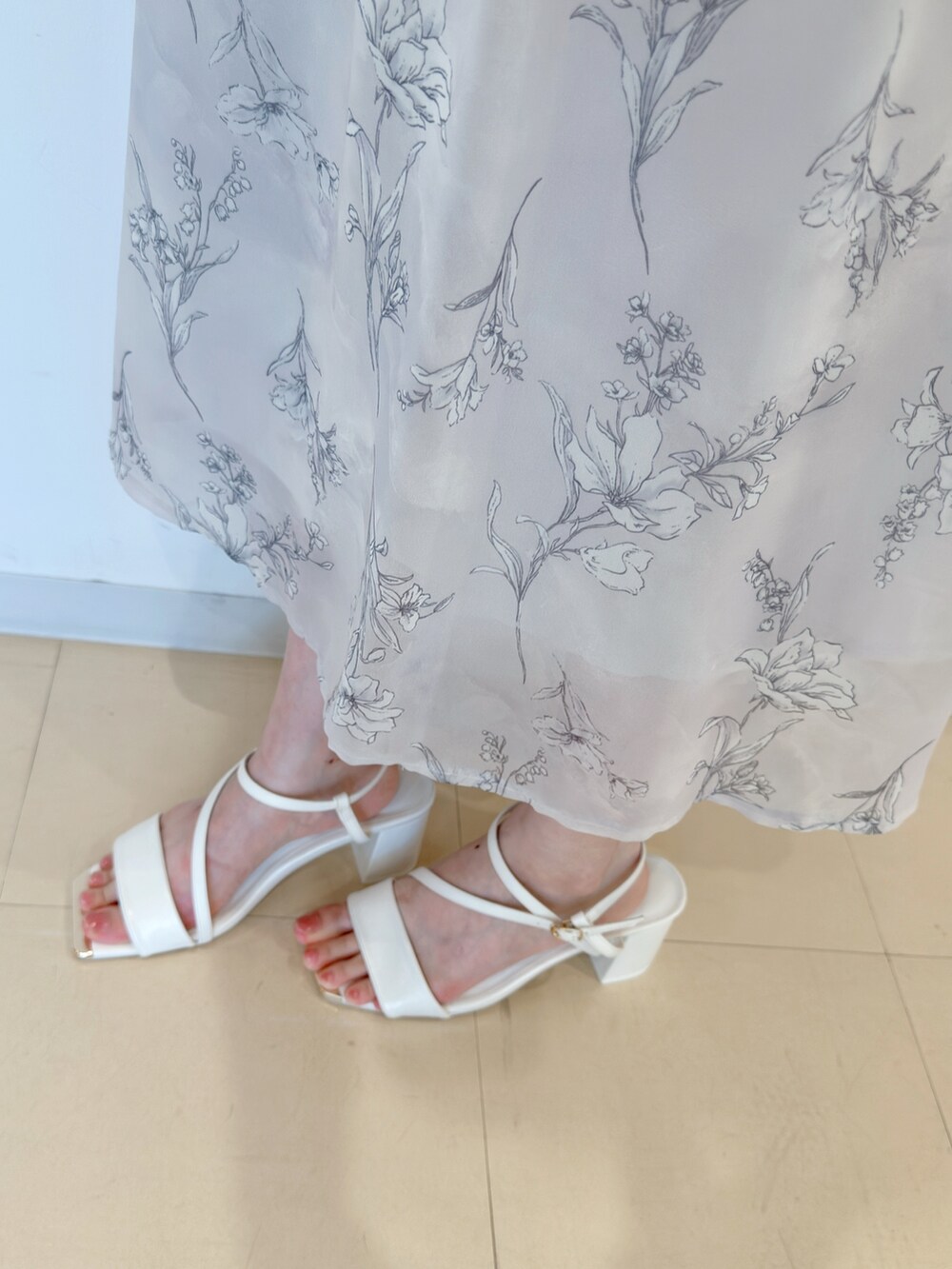 グレー系のワンピース、ホワイト系のサンダルを着用したレディースの夏コーディネートの9枚目の写真