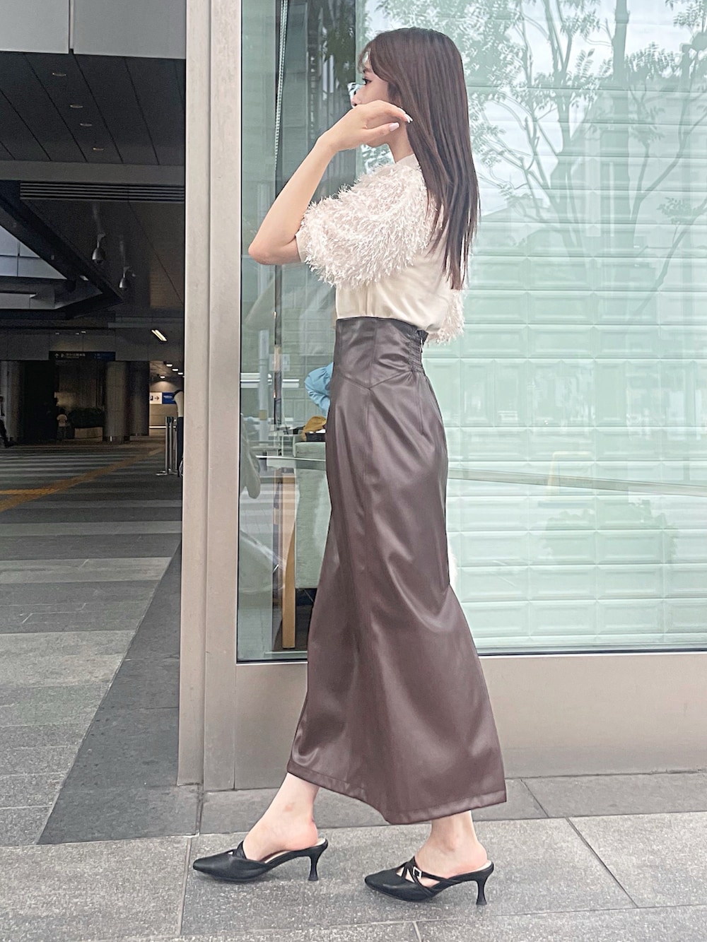 ホワイト系のニット/セーター、ブラウン系のスカート、ホワイト系のハンドバッグを着用したレディースの夏コーディネートの4枚目の写真