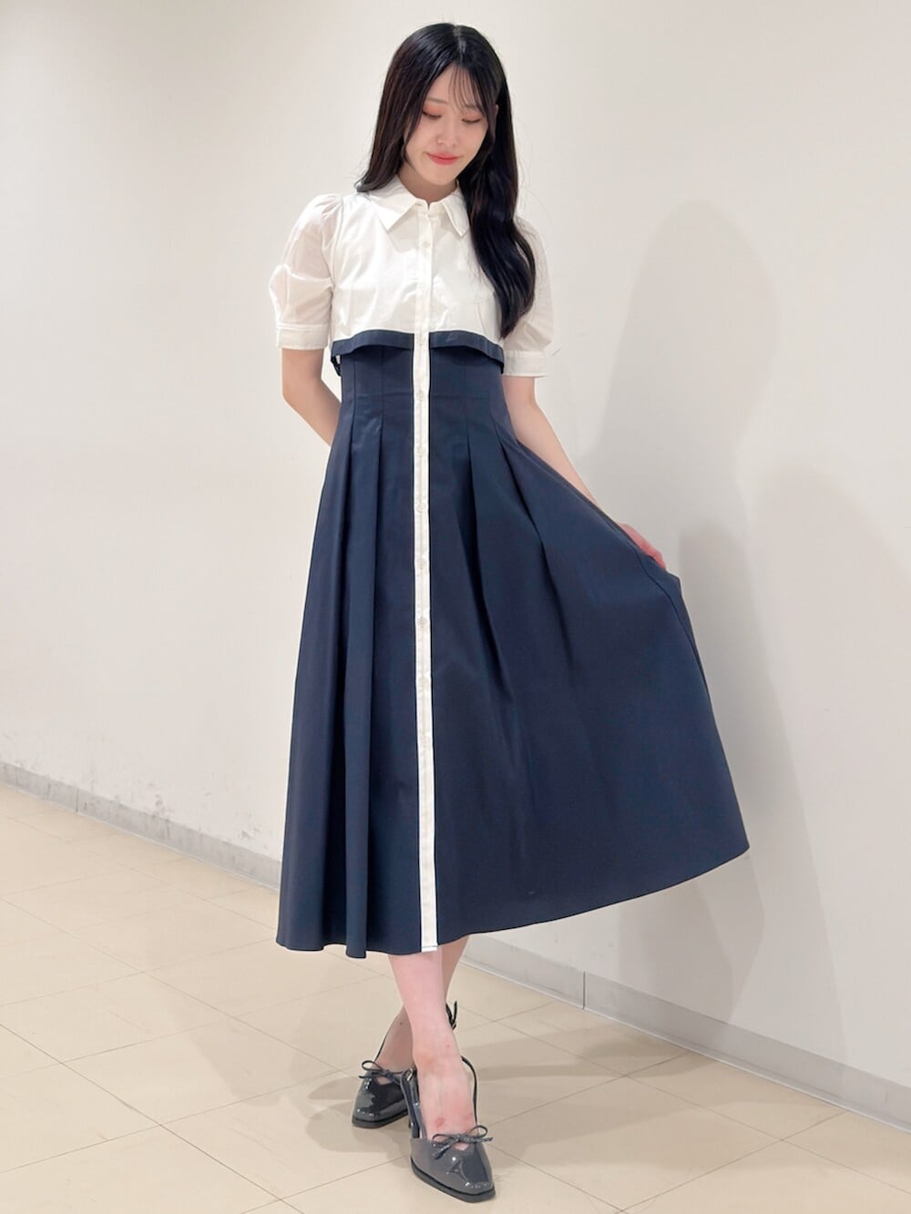 グレー系のパンプス、ブルー系のワンピースを着用したレディースの夏コーディネートの3枚目の写真