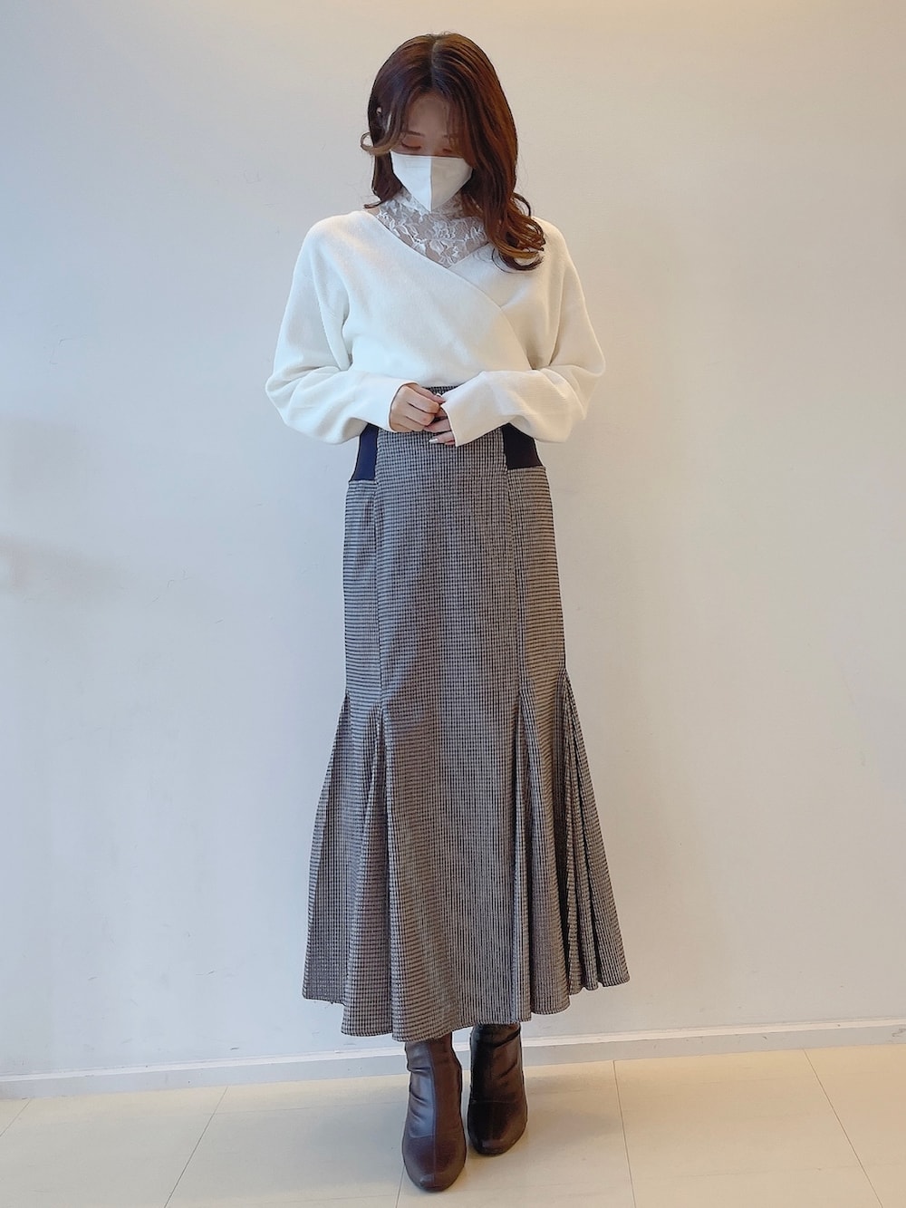 「ニット、レース、マーメイドスカート、ホワイトコーデ、冬コーデ、スタイルアップ、ハイウエスト」｜「MERCURYDUOのウエストリブ切替マーメイドスカート（スカート、その他）」を使った、AMIさん（レディース・158cm）の秋コーディネートの2枚目の写真