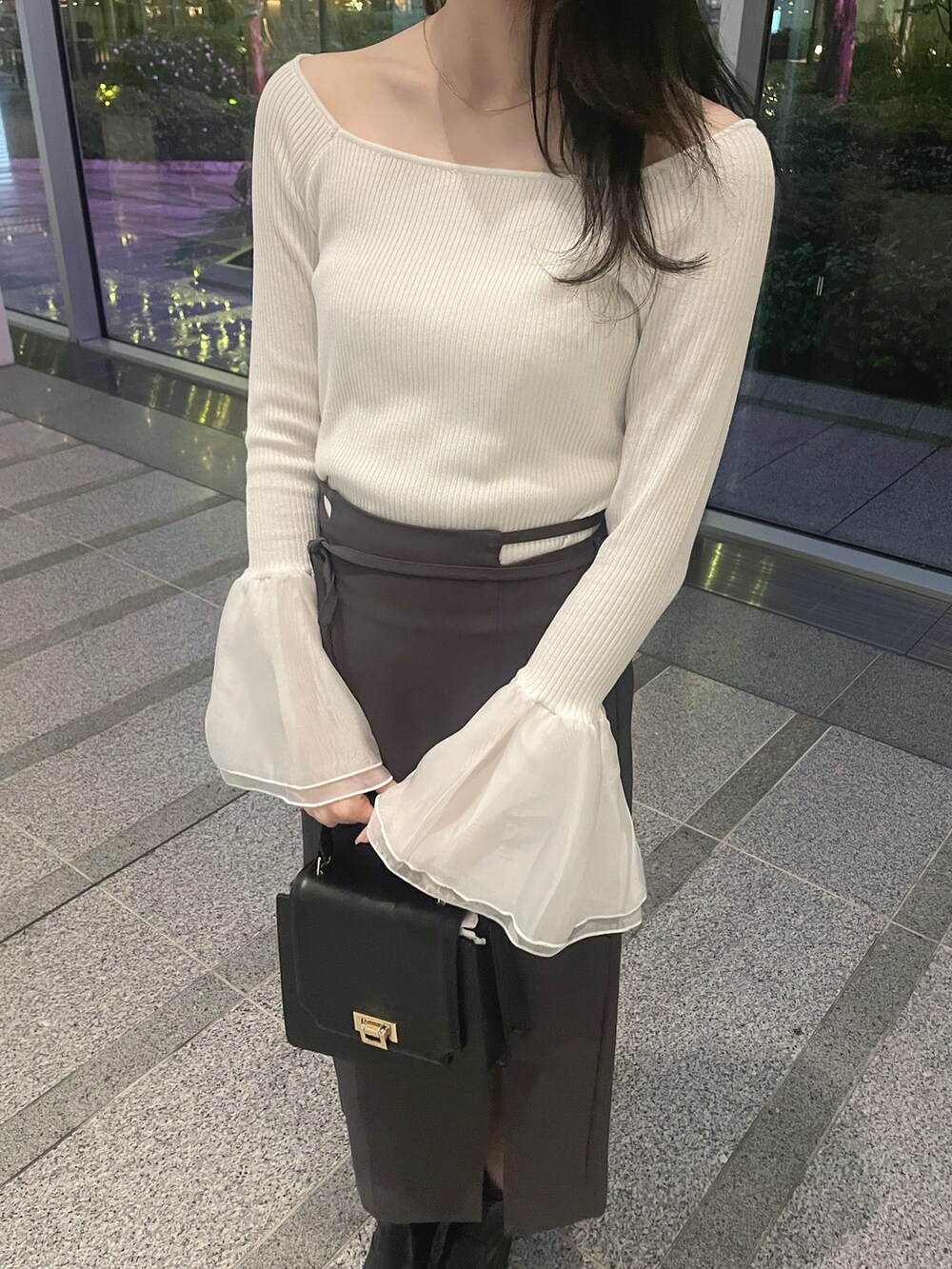 ホワイト系のテーラードジャケット、ホワイト系のニット/セーター、グレー系のスカートを着用したレディースの冬コーディネートの9枚目の写真