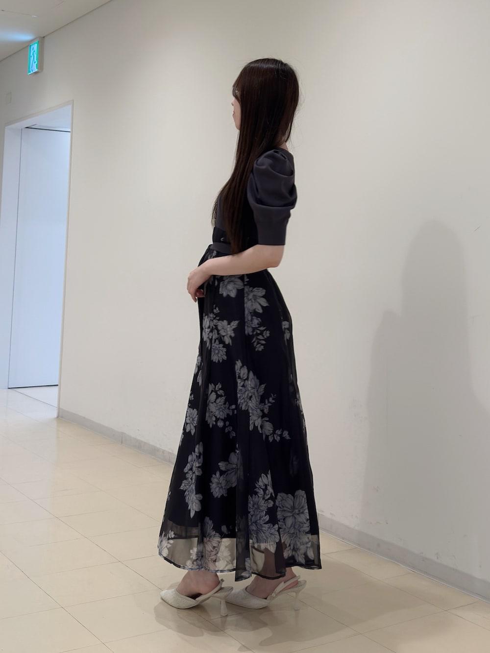 グレー系のワンピース、ホワイト系のパンプスを着用したレディースの夏コーディネートの4枚目の写真
