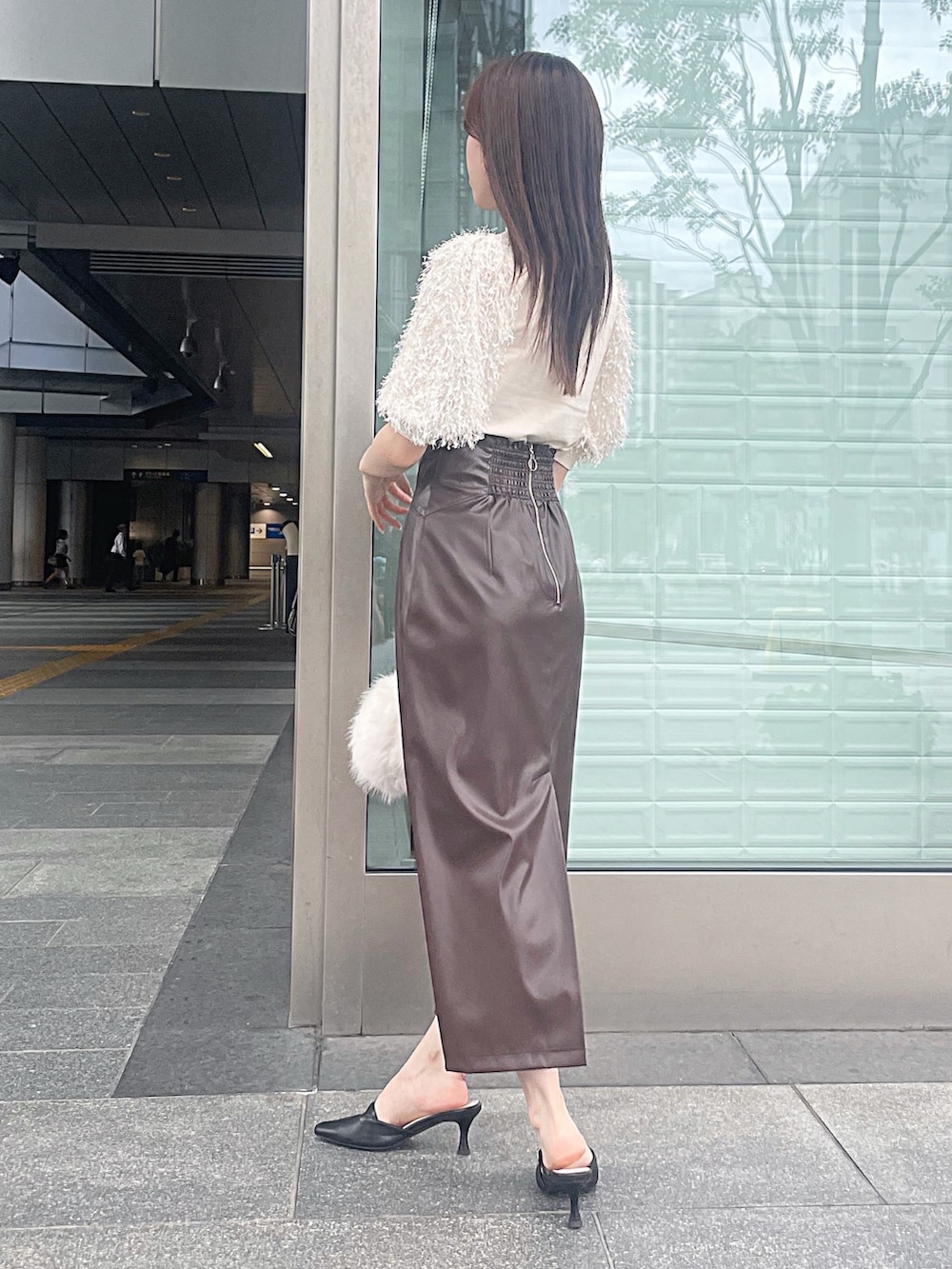 ホワイト系のニット/セーター、ブラウン系のスカート、ホワイト系のハンドバッグを着用したレディースの夏コーディネートの5枚目の写真