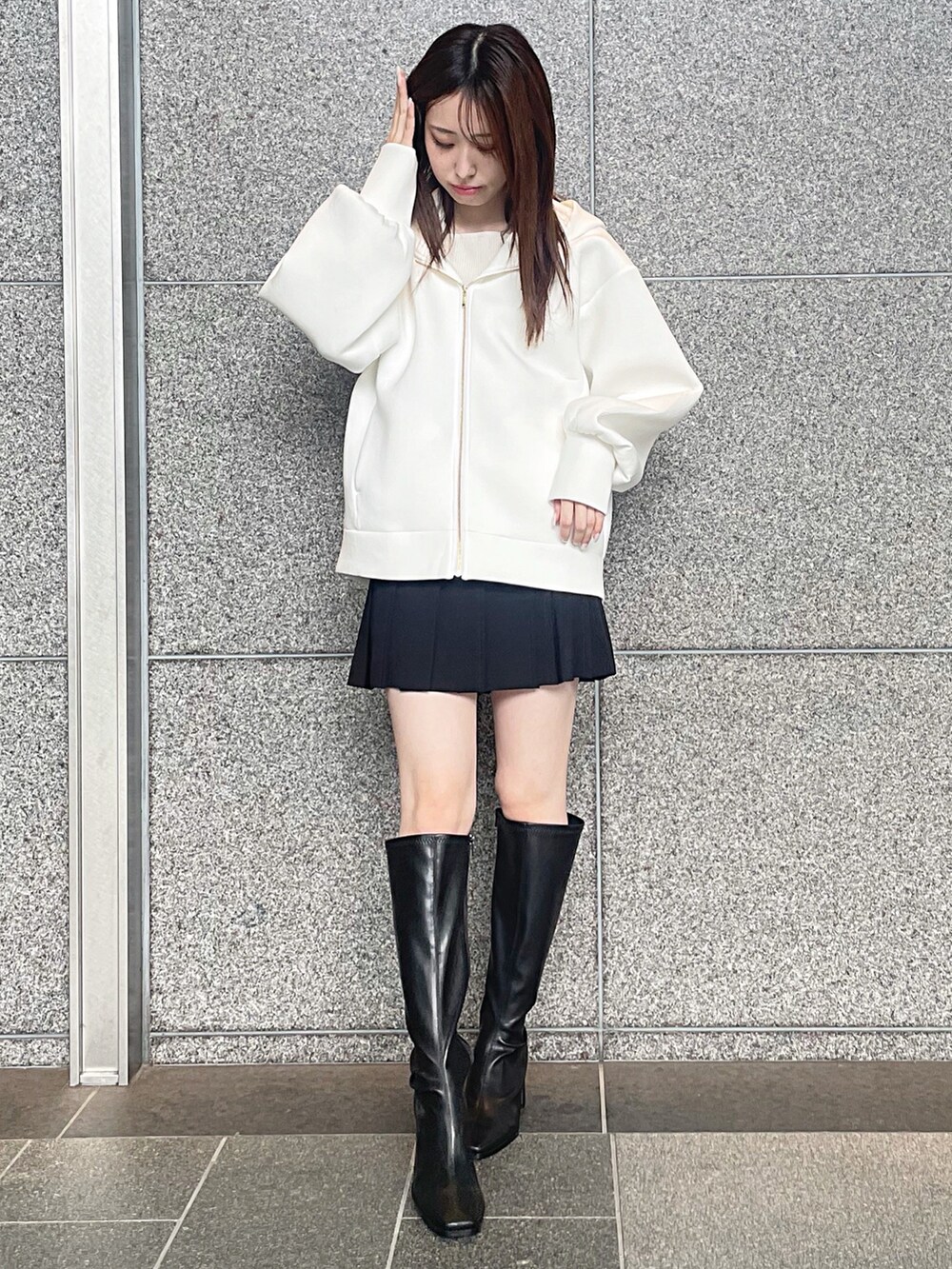 ホワイト系のパーカー、ブラック系のその他パンツ、ブラック系のブーツを着用したレディースの秋コーディネートの4枚目の写真