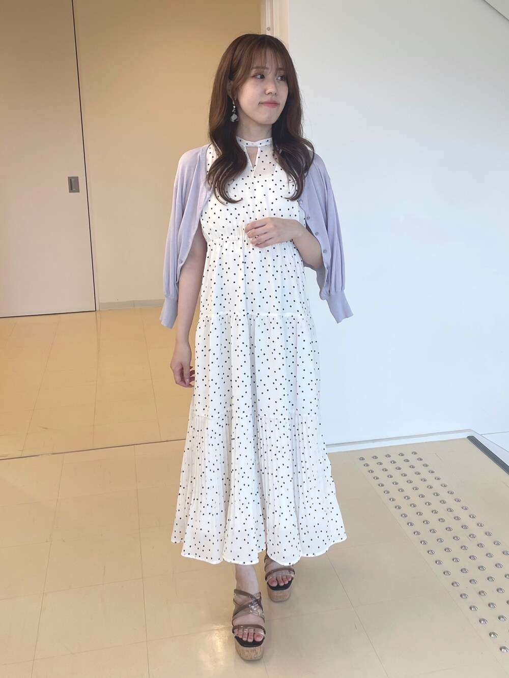 ブラック系のサンダル、ホワイト系のワンピース、パープル系のカーディガン/ボレロを着用したレディースの夏コーディネートの3枚目の写真