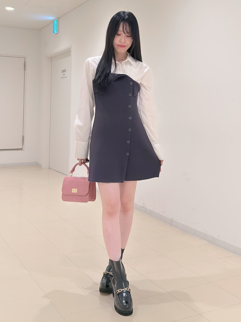 ホワイト系のワンピース、ピンク系のハンドバッグ、ブラック系のブーツを着用したレディースの秋コーディネートの5枚目の写真