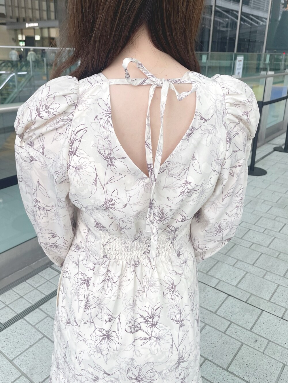 ホワイト系のカーディガン/ボレロ、ホワイト系のワンピース、ブラック系のショルダーバッグを着用したレディースの秋コーディネートの10枚目の写真