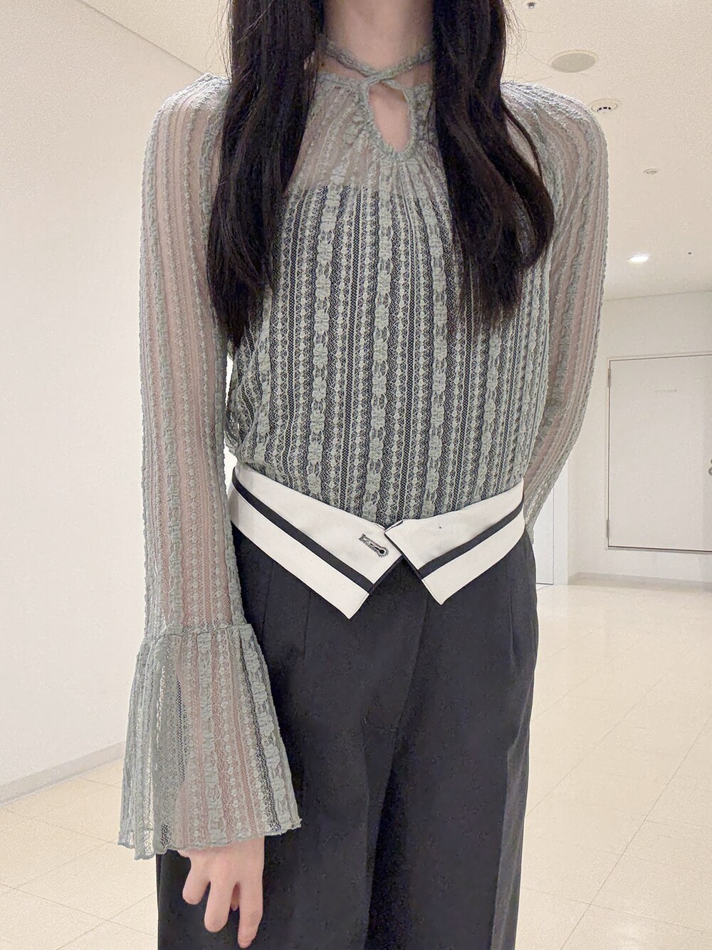 グリーン系のTシャツ/カットソー、グレー系のその他パンツ、グレー系のパンプスを着用したレディースの夏コーディネートの7枚目の写真