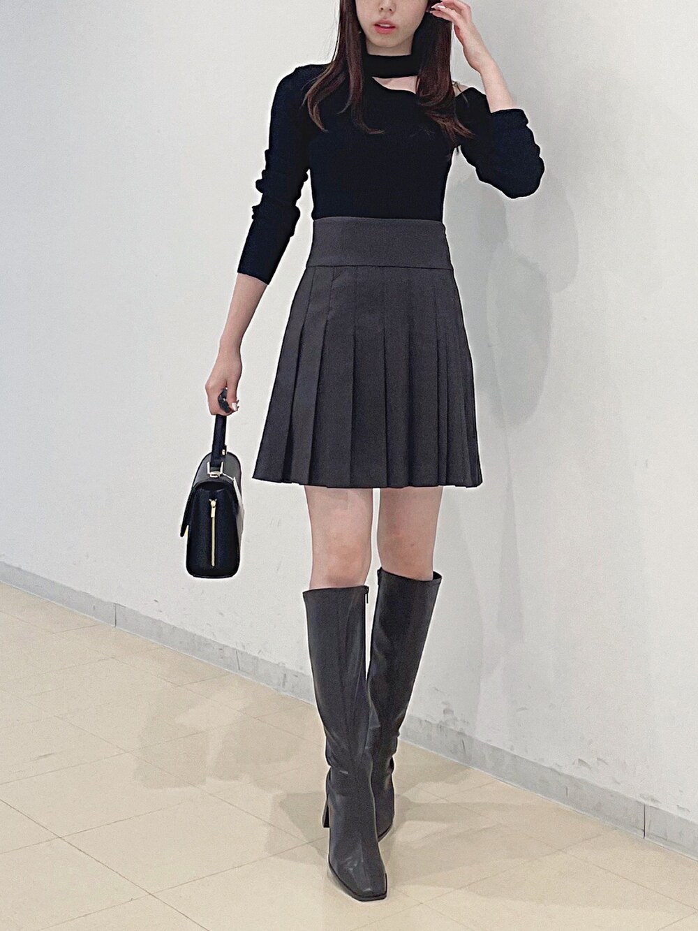 ブラウン系のその他パンツ、ブラウン系のテーラードジャケット、ブラック系のニット/セーターを着用したレディースの秋コーディネートの7枚目の写真