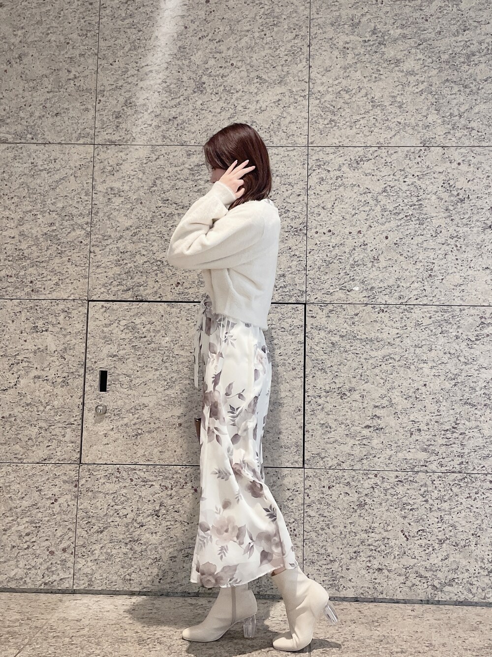 ホワイト系のワンピース、ホワイト系のカーディガン/ボレロ、ホワイト系のブーツを着用したレディースの冬コーディネートの4枚目の写真