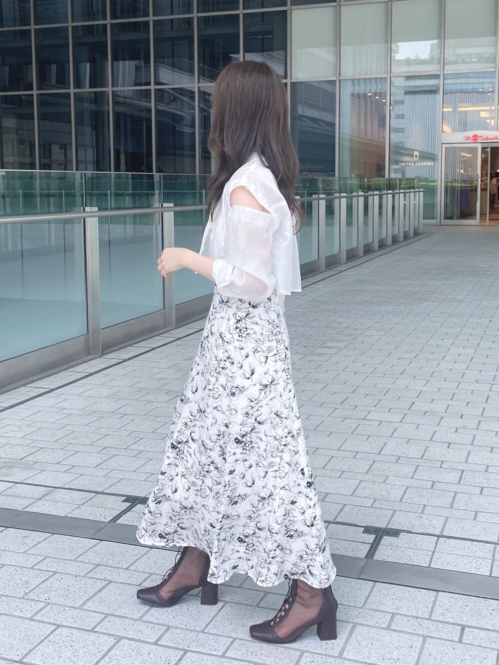 ホワイト系のワンピース、ブラウン系のブーツを着用したレディースの夏コーディネートの5枚目の写真