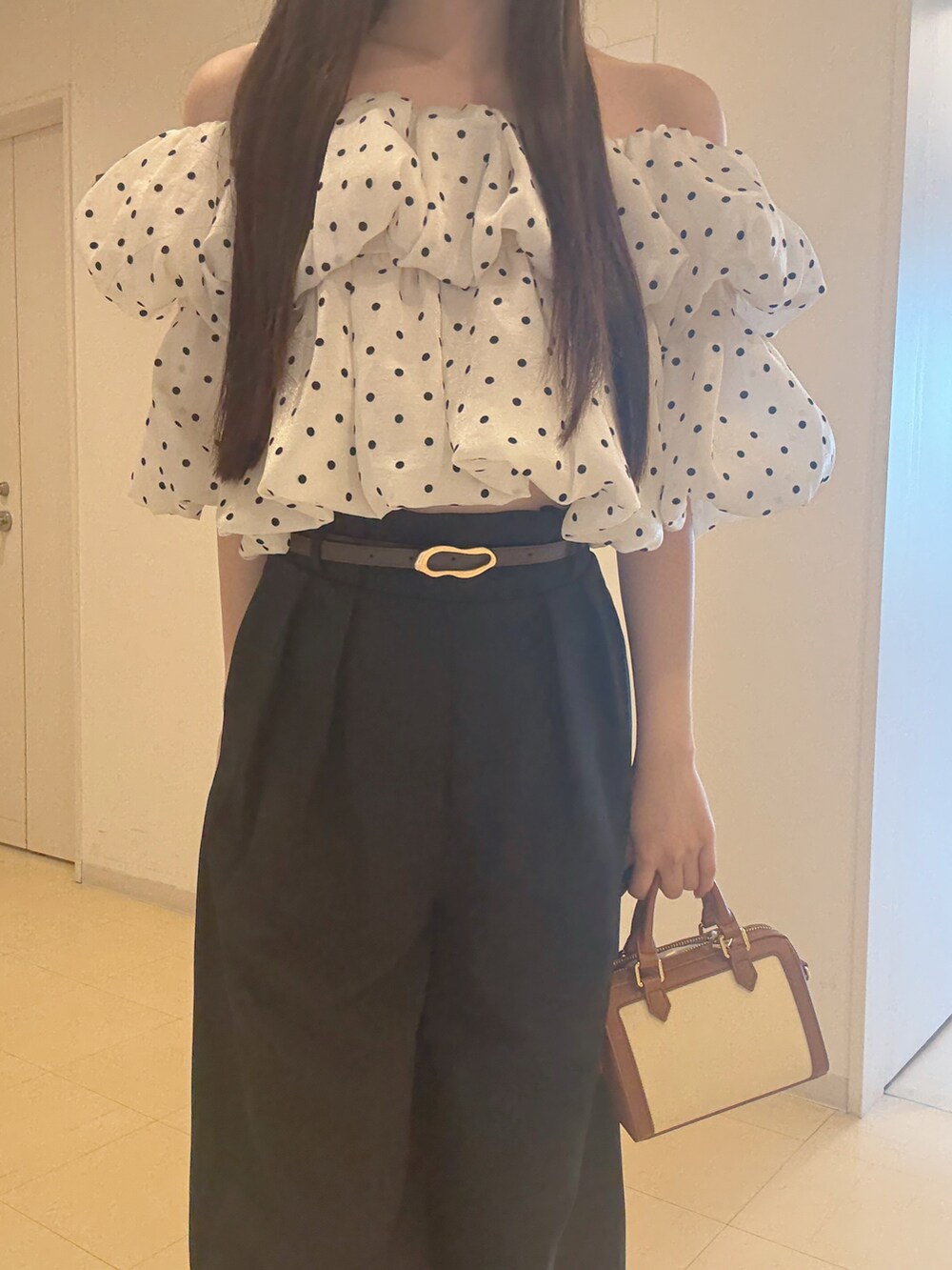 ホワイト系のシャツ/ブラウス、ブラック系のその他パンツ、ブラウン系のハンドバッグを着用したレディースの夏コーディネートの5枚目の写真