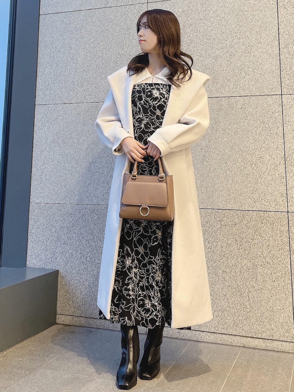 ブラック系のブーツ、その他のワンピース、ブラウン系のハンドバッグを着用したレディースの冬コーディネートの2枚目の写真