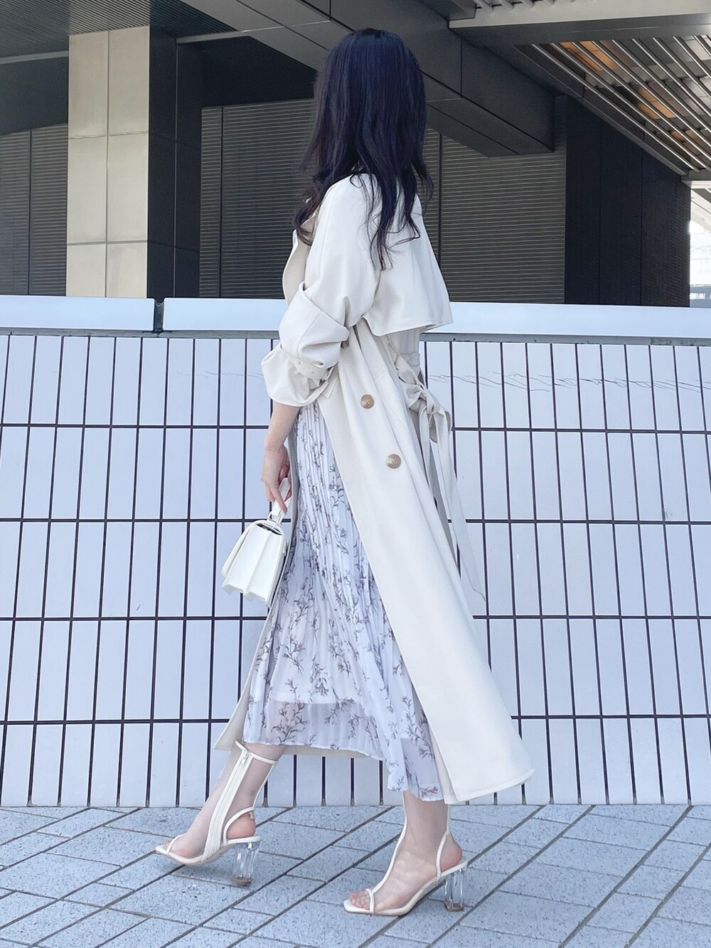 ホワイト系のトレンチコート、グレー系のワンピース、ホワイト系のブーツを着用したレディースの春コーディネートの3枚目の写真