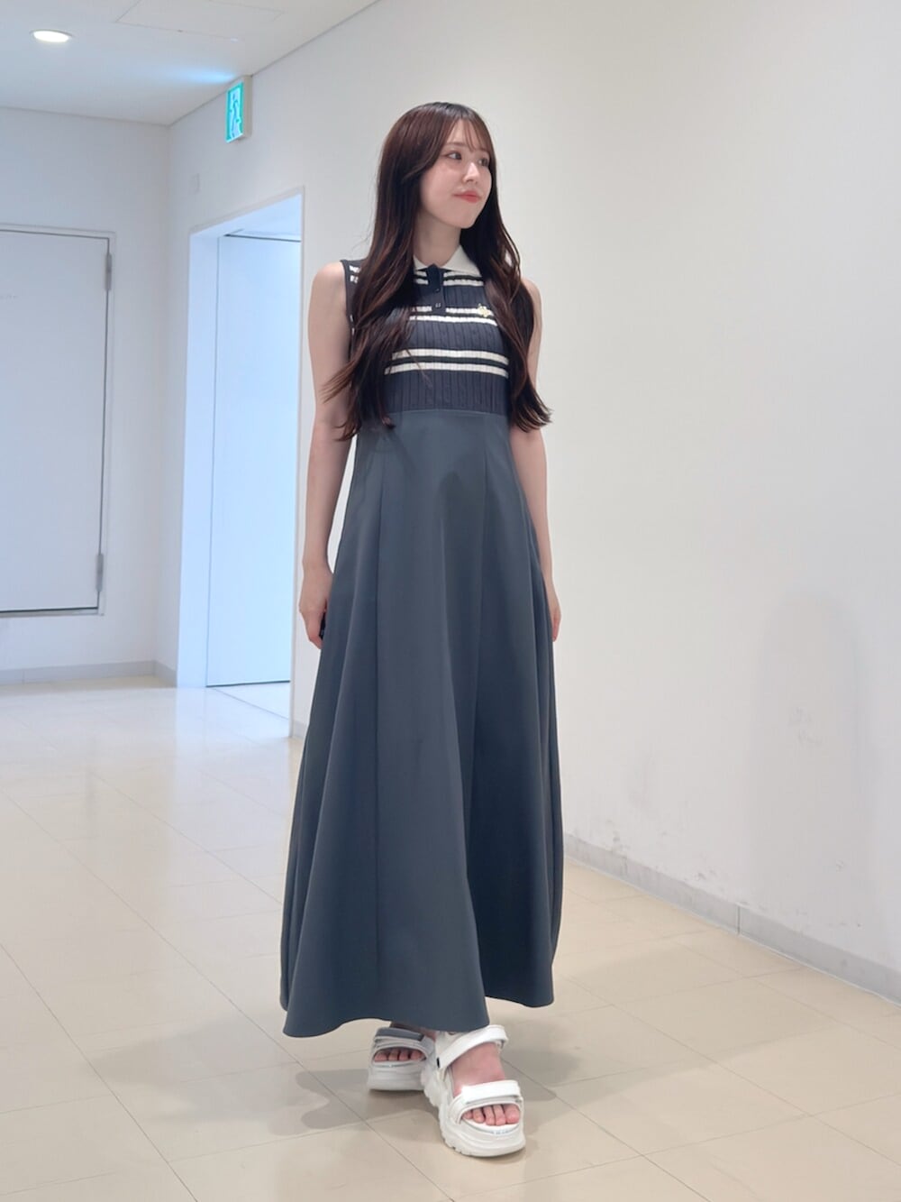 ホワイト系のサンダル、グレー系のワンピースを着用したレディースの夏コーディネートの3枚目の写真