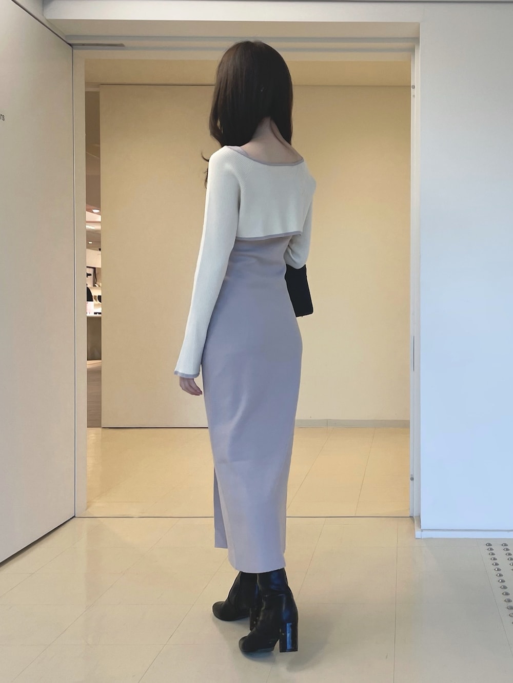 ホワイト系のその他アウター、ピンク系のワンピース、ブラック系のブーツを着用したレディースの秋コーディネートの6枚目の写真